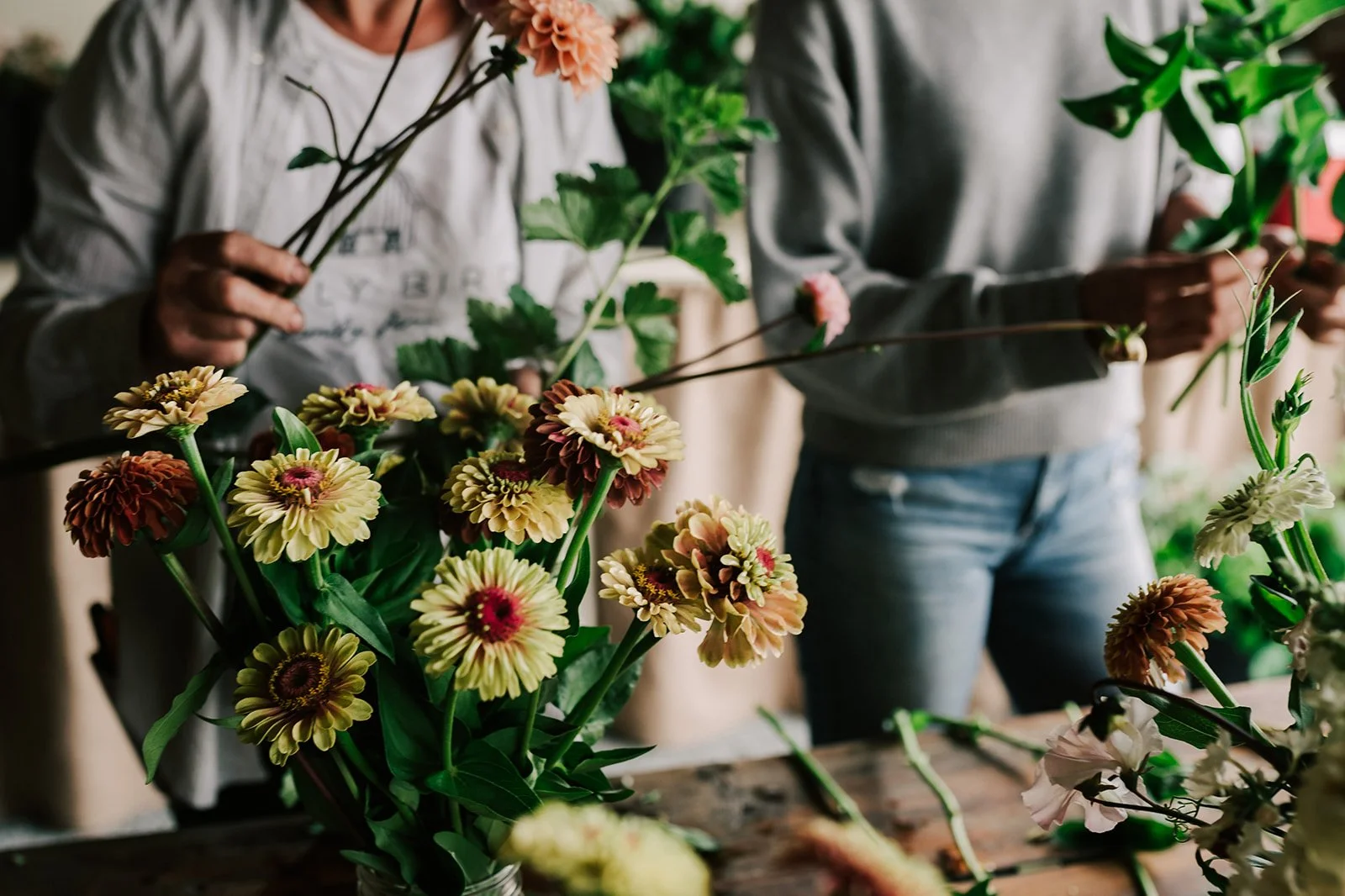 Barb and Jeni arranging flowers zinnias-8103.jpg