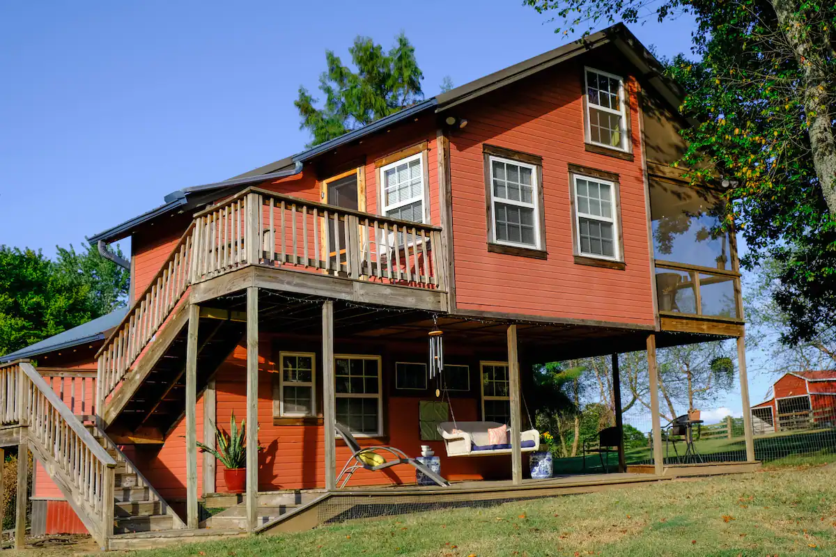 The Peacock Cottage
(click photo for Airbnb listing)