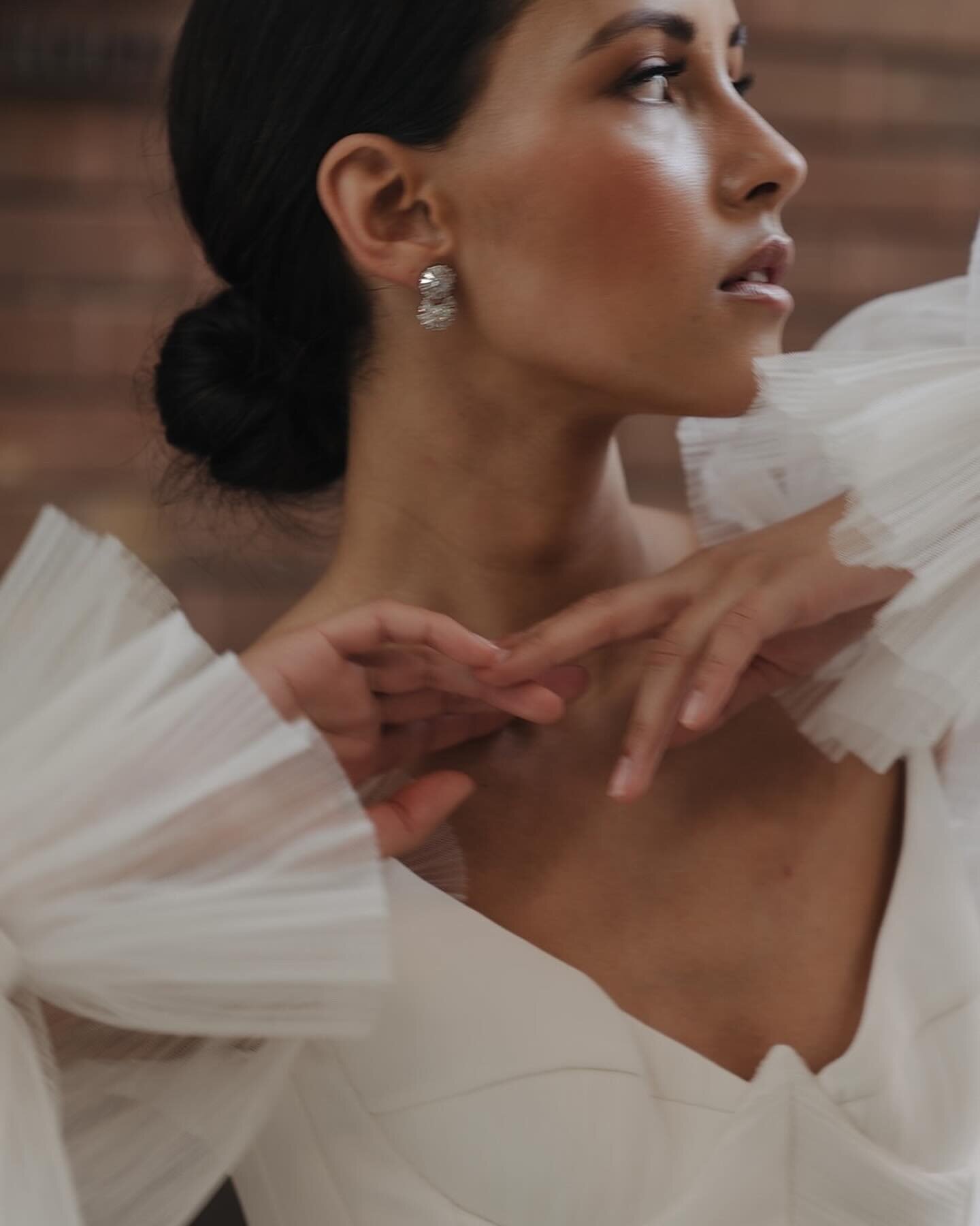 A bridal collection for modern romantic brides 🫶🏼 the Rhodes earrings bring a perfect neutral addition 🎀 Did we say it also available in gold? @jadeoistudio