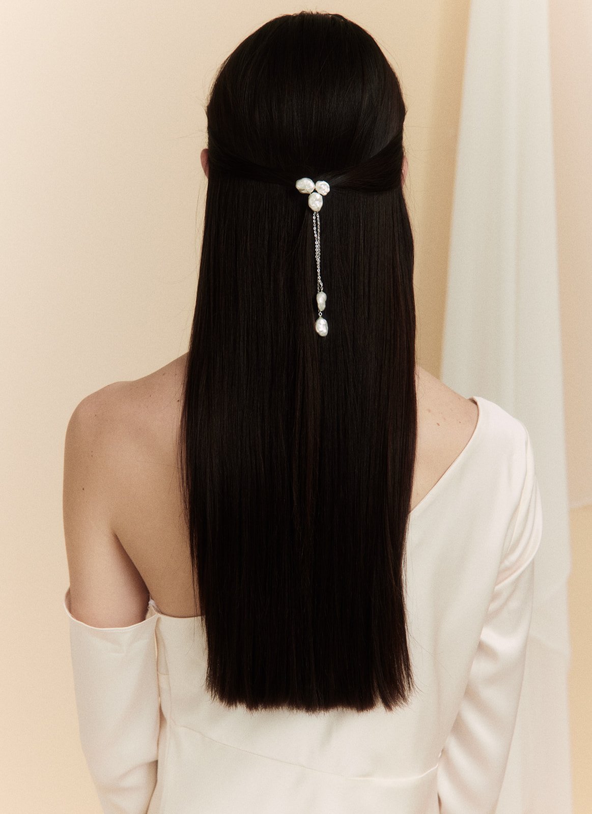 Luxury wedding hair pin with baroque pearls, perfect for the modern bride. Aster pearl accessories from Jade Oi Studio, a quiet luxury jewelry brand.