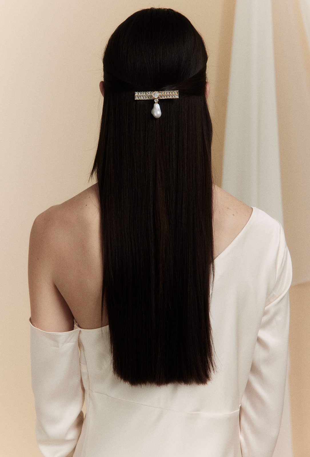 Jade Oi Studio Wedding hair accessories bridal trend. Rhinestone and baroque pearls for minimal modern bride.