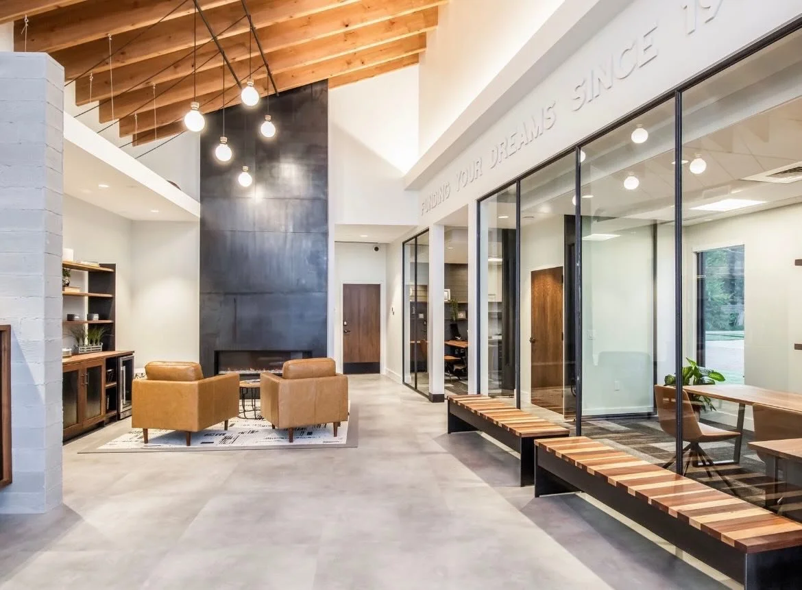 ⁉️Did you know that the blue colors in hot-rolled mild steel (as seen on the fireplace) are from the manufacturing process at the steel mill? Every plate is unique and using it in its raw form allows for a one-of-kind-look &hellip; every time. 

Comi