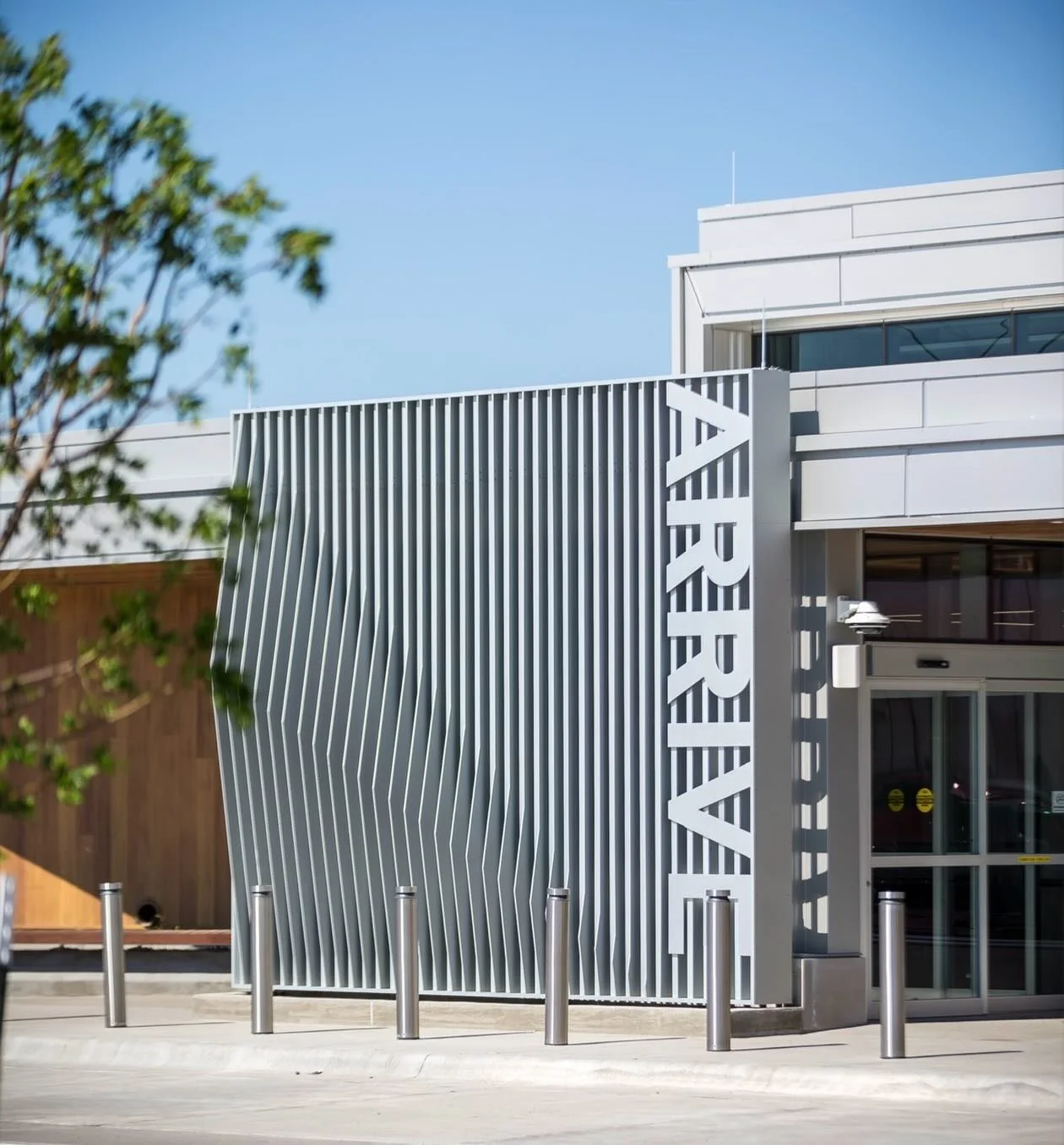The smaller sister of the &ldquo;DEPART&rdquo; Aluminum screen at @gckairport, this arrival area screen is no less stunning! The airport was renovated in two parts, and we are grateful to have been able to help by creating these screens! 

📸: @essen