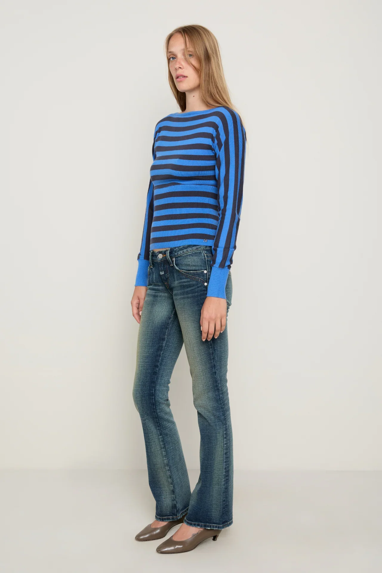 LOWRISEFLARE_COLDWASH_IMAGE-ECOM_MEDIA-STILL_CROP-FULLBODY_ANGLE-SIDE.webp