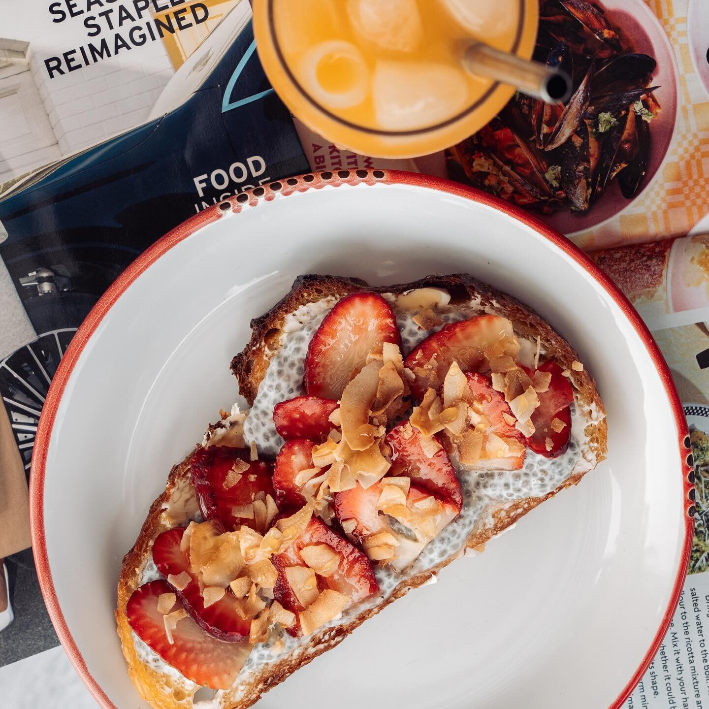 SUPERFOOD toast for a SUPER YOU 🍓🥥💥

Happy weekend! ⚡️