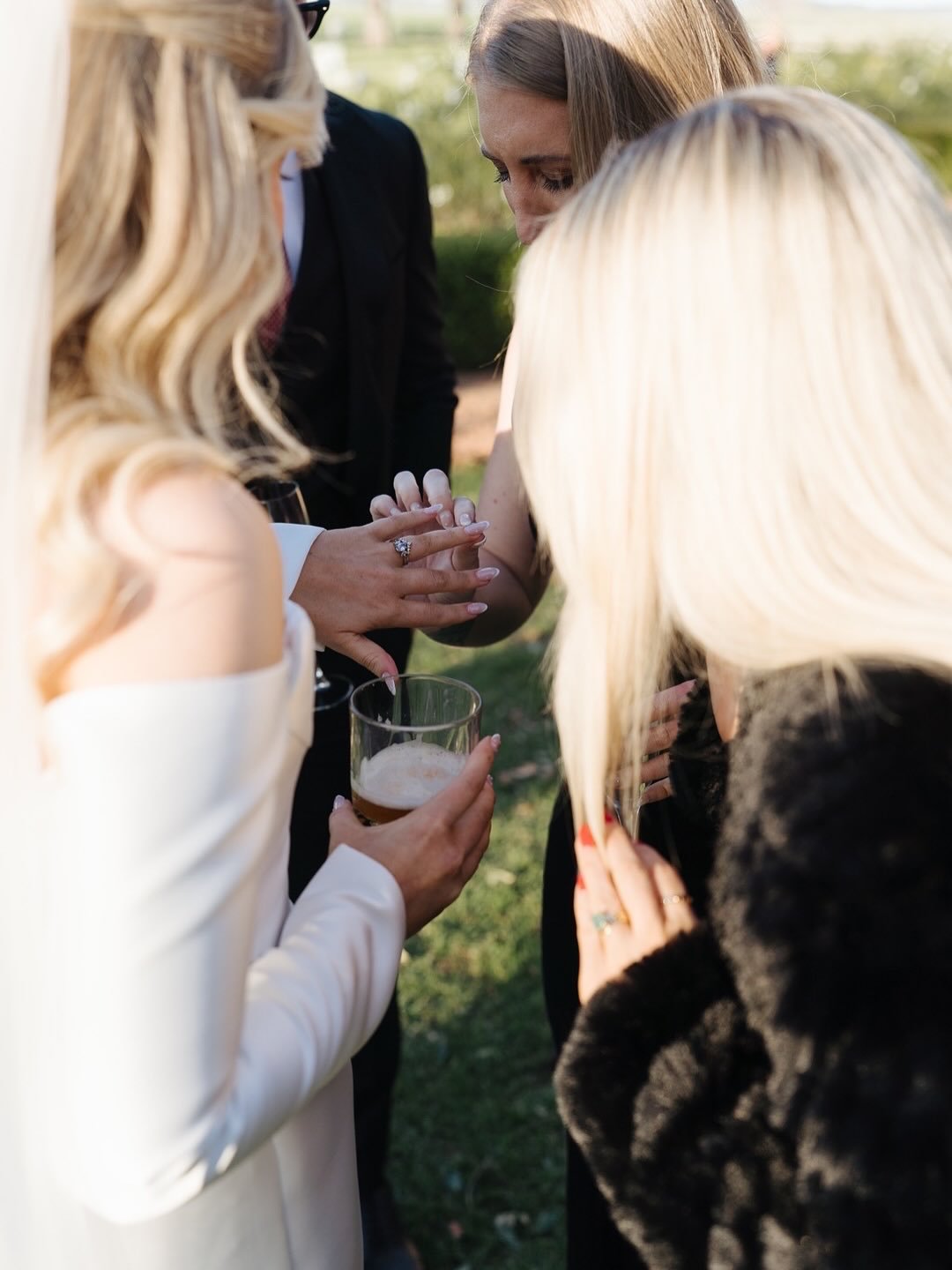 We love seeing our couples get to enjoy cocktail hour with their guests 🍷