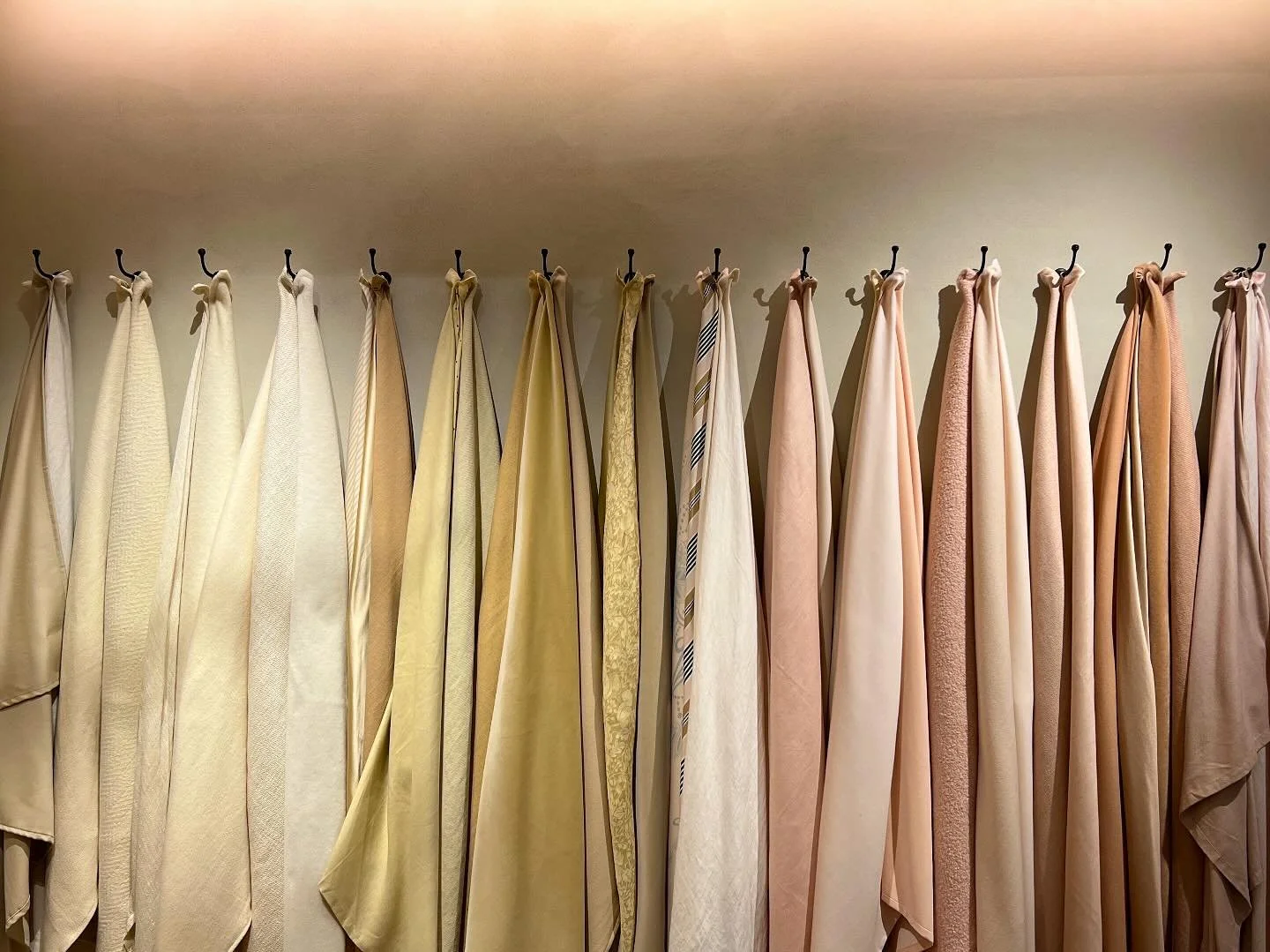 A day well spent in NYC, wandering through inspiring spaces and soaking up every detail. A particular highlight was visiting the showroom of one of my favorite designers @roseuniacke &mdash;where every texture, finish, and form sparked new ideas. The