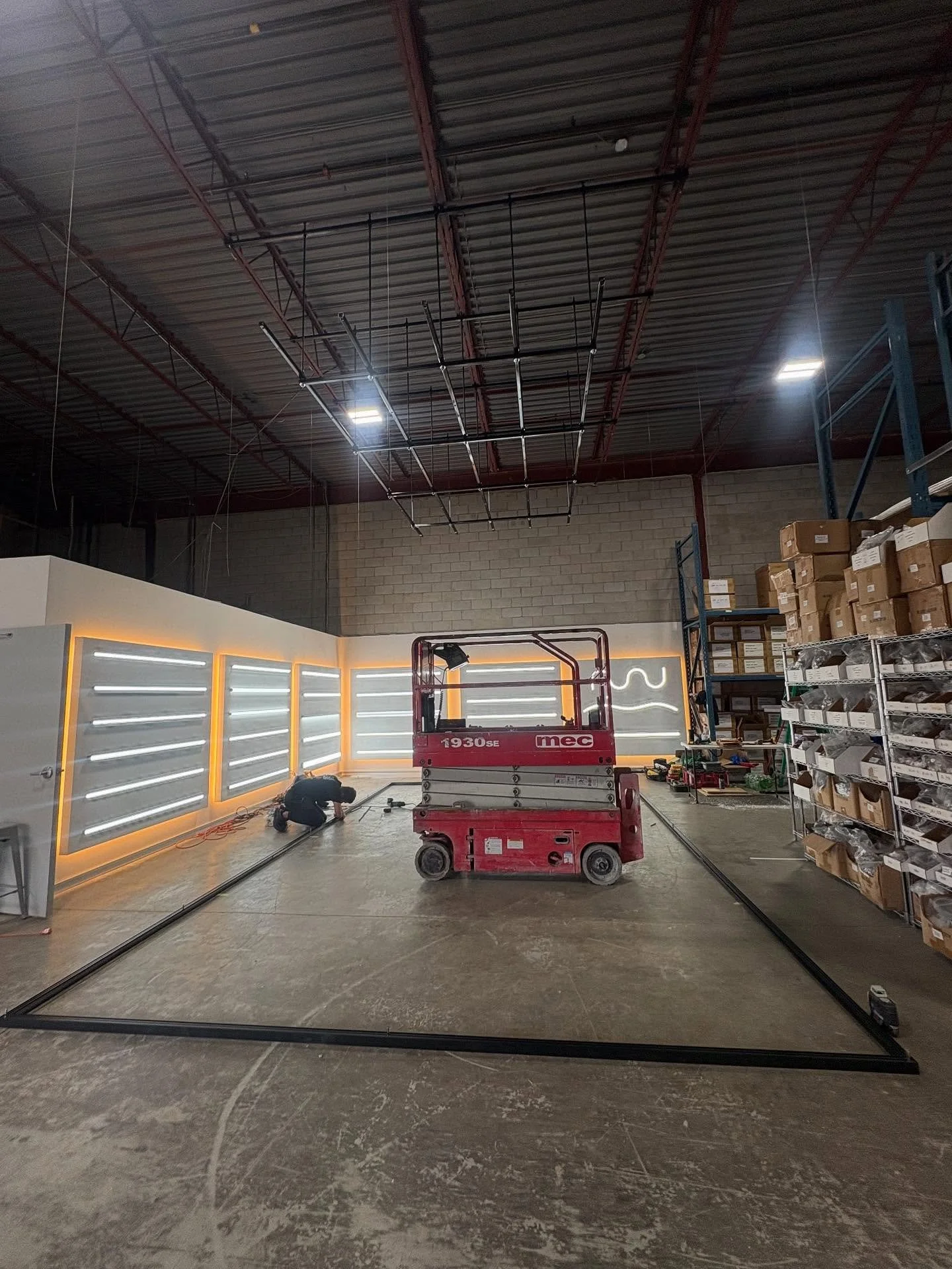 Finally got our internet back after two days of black out 💀 at least our renovation is coming along ;)
#bell #showroom #reno #deco #ceiling #industrial #warehouse #led #modern #lights #lighting #design #work #in #progress