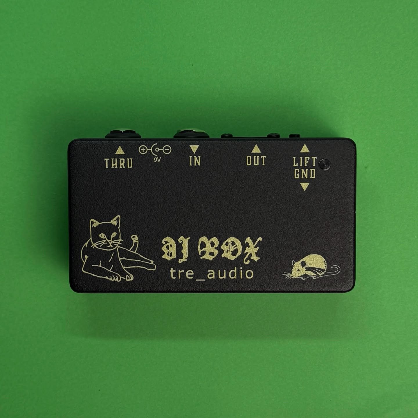 The DI-BOX converts a single-ended Unbalanced Input to a Balanced Output using an active driver that is fully specified for high performance audio applications.  Even better, this DI-Box adds +6 dB of gain to the balanced output.

Parallel &frac14;&r