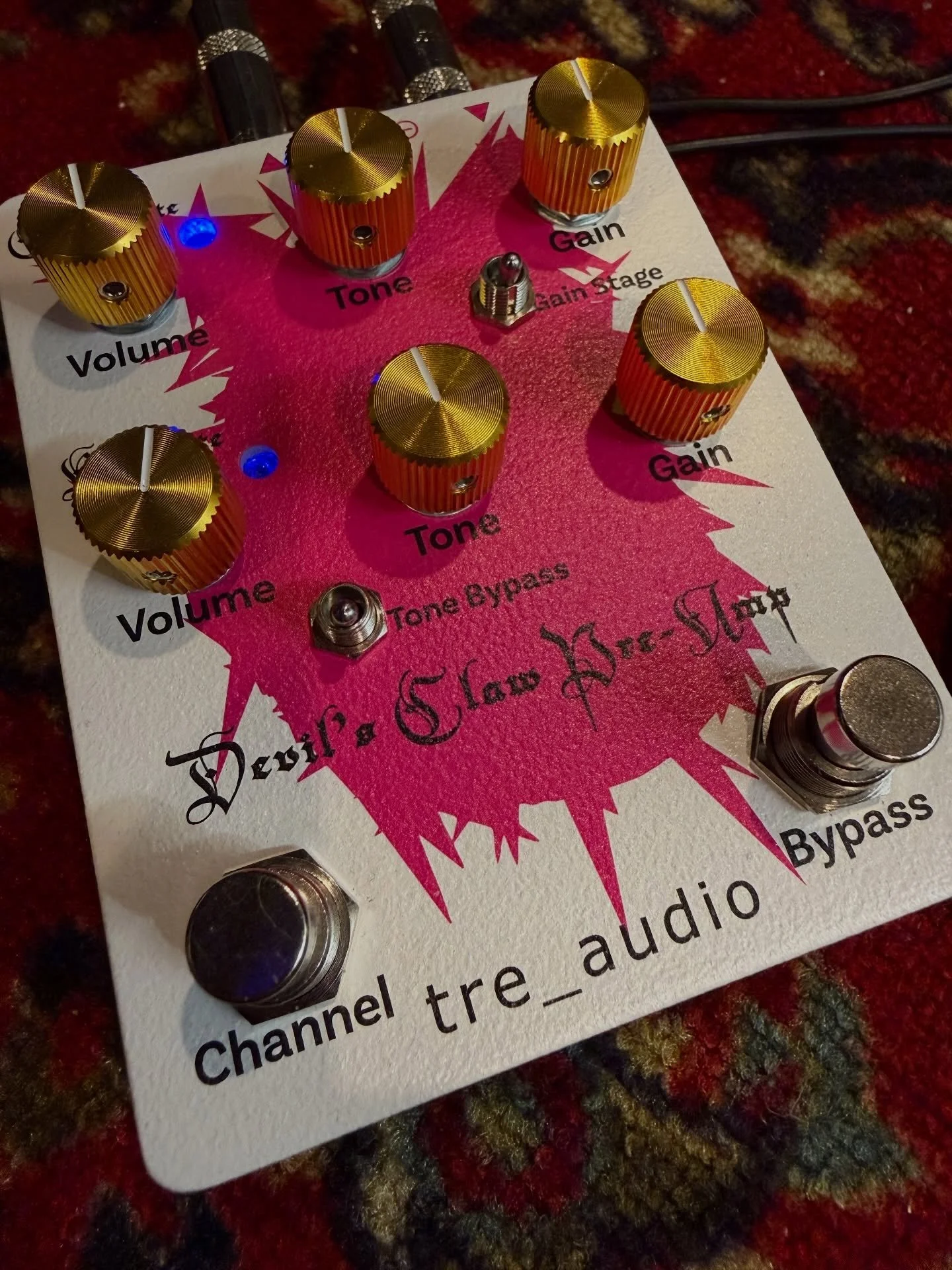 The Devil&rsquo;s Claw Pre-Amp pedal uses the same two-channel pre-amp as the Devil&rsquo;s Claw 300W guitar amp. 

Tone Bypass and Gain Stage switches give you options to help dial in your tone however you like. 

#guitarpedals #preamp #devilsclaw #