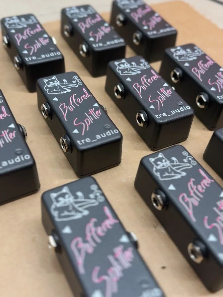 The Buffered Splitter is a must-have in your guitar rig. It&rsquo;s so simple, but so useful. The pedal takes the input from your 🎸 and splits it into two output signals, each with their own buffers. So your guitar stays nice and bright 🌟

#guitarp