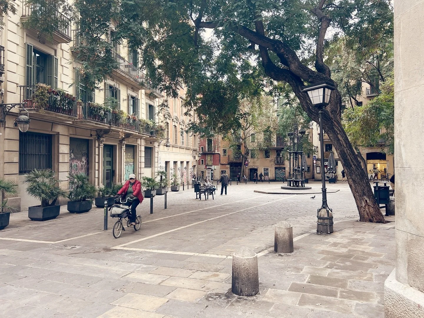 📍Barcelona, 2023

In Barcelona, everything sparkles with light. The air is full of music, and the streets seem drawn with a poet&rsquo;s hand.

-Federico Garc&iacute;a Lorca