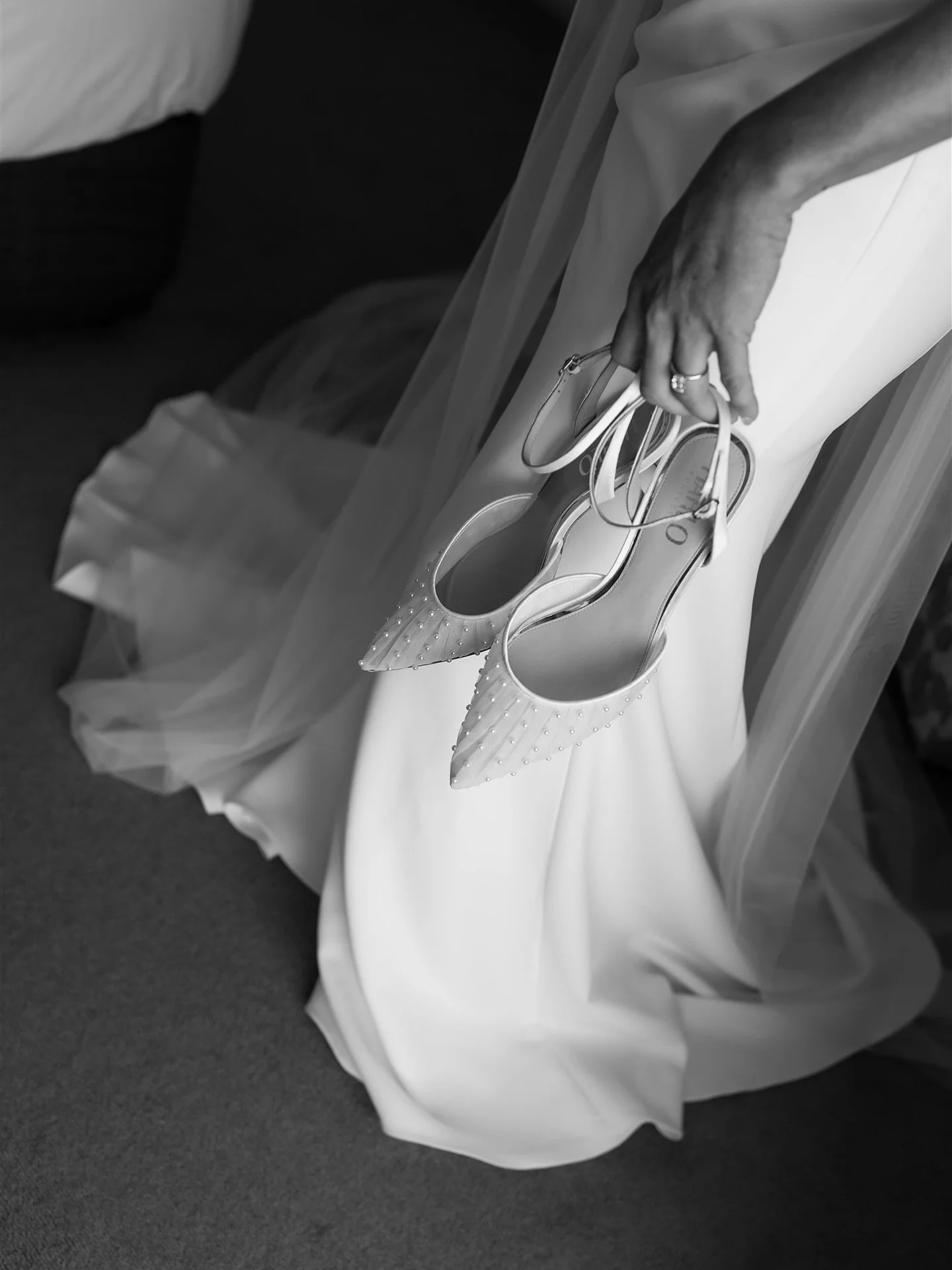Elegance in the in-between moments; the pause, the breath, the quiet grace before Lucy steps into the next chapter of her life✨

#whitsundaywedding #whitsundayweddings #countrywedding #countryweddingphotographer #cqweddingphotographer #qldweddingphot