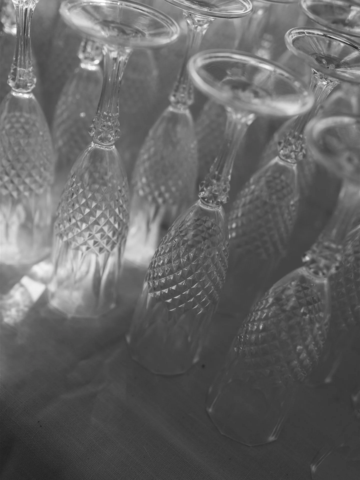 &ldquo;Glass catching light; a quiet reminder that even the smallest details can feel like celebration when seen in the right moment.&rdquo; ✨🍾

#cqweddingphotographer #qldweddingphotographer #qldweddings #whitsundaywedding #whitsundayweddingphotogr