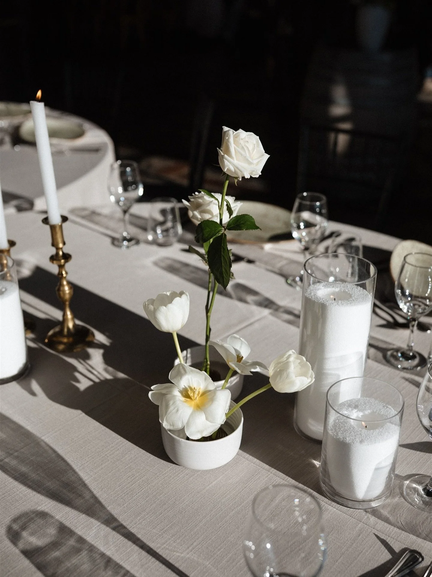 There&rsquo;s a beauty in simplicity.
Crisp linens, white blooms, and the late-afternoon light pouring across the table at Stone Ridge Estate; a timeless palette that never tries too hard, yet says everything.

Location @stoneridgeestate
Retreat host