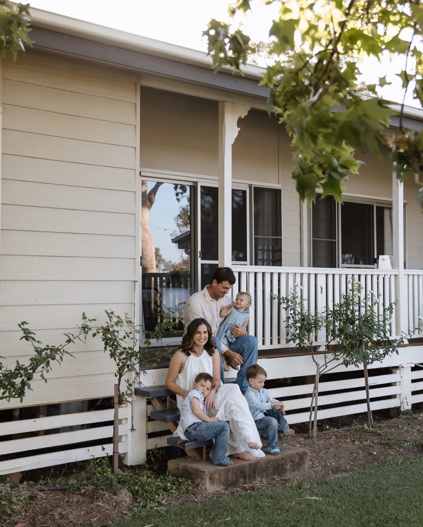 An afternoon at home, where the grass is worn from little feet; the porch holds a thousand quiet moments,
and love lives in the everyday.

The Fordyce family at Mabbin 🤍

#cqphotographer #moranbahphotographer #mackayphotographer #whitsundayphotograp
