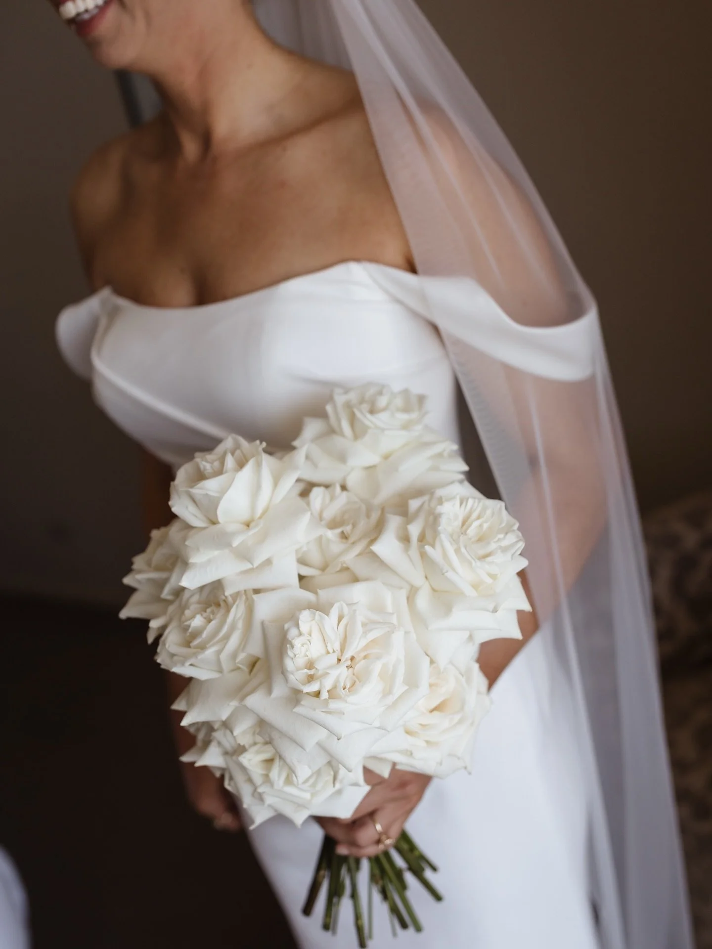 Soft light, silk lines, and a bouquet of ivory blooms 🤍

#qldweddingphotographer #whitsundayweddingphotographer #cqweddingphotographer #rockhamptonweddingphotographer #countrywedding