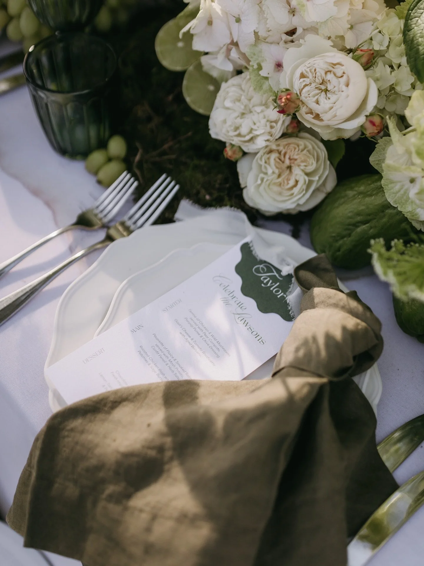 A table set for celebration.
Fresh greens, delicate florals, and thoughtful details ✨