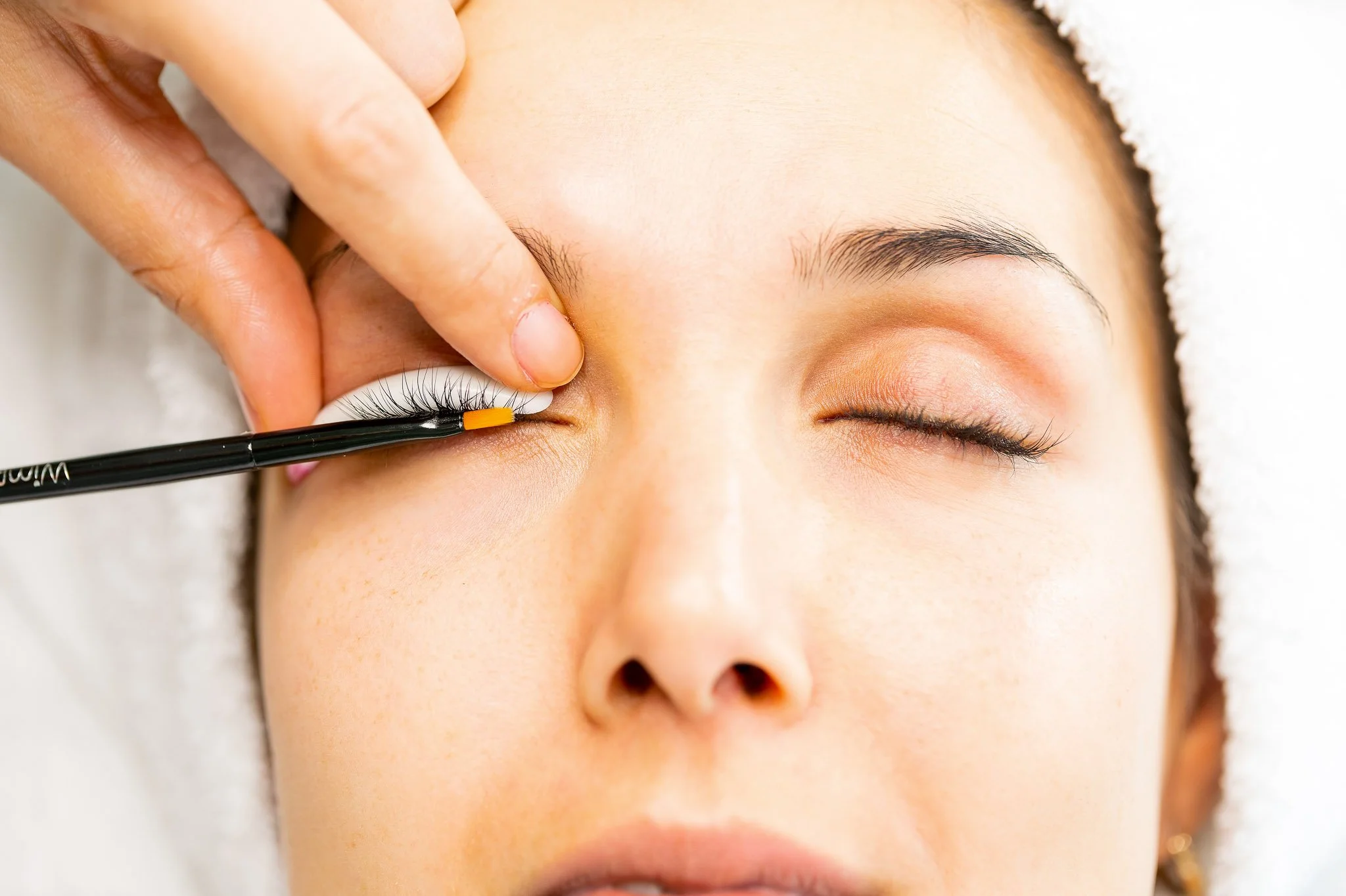 En kvinna som får skönhetsbehandlingen lashlift.