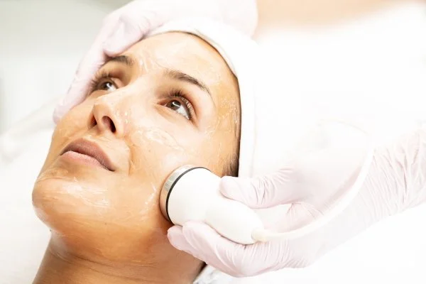 En kvinna som får ansiktsbehandlingen mesoterapi utan nålar.