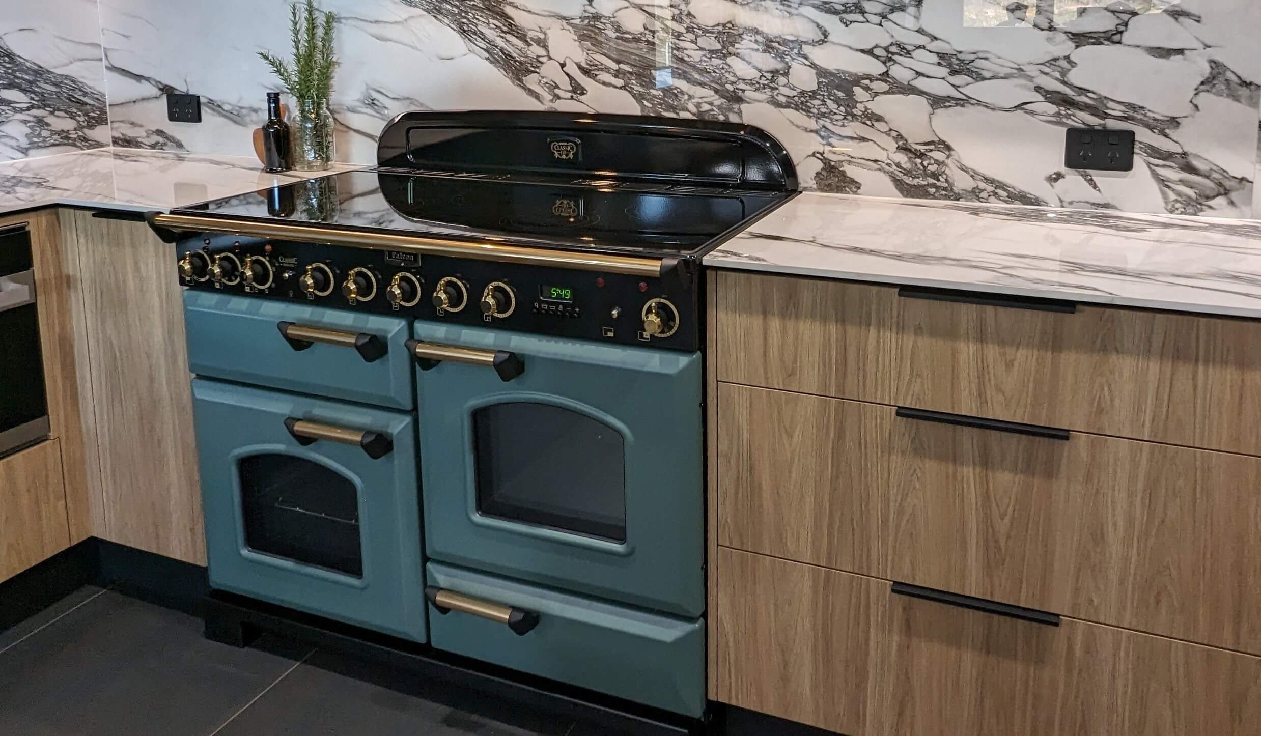 Stunning kitchen oven with porcelain and natural timber look