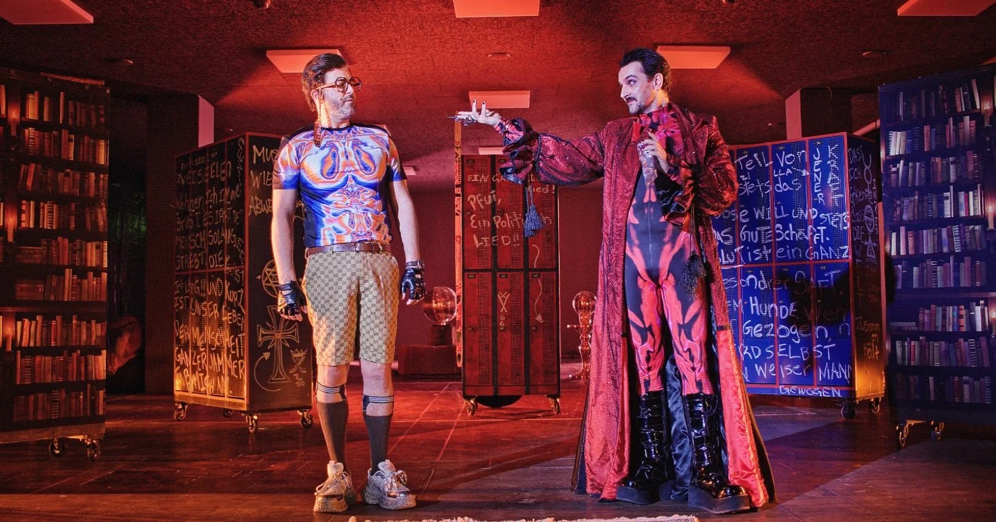 NOCH ZWEI MAL!
Letzte Chance &mdash; FAUST: RELOADED zu erleben!

Wir sind ehrlich &uuml;berw&auml;ltigt von der Resonanz &ndash; von Jung bis Alt! FAUST: RELOADED ist mit Standing Ovations gestartet, wurde von der Presse gefeiert &ndash; und war bis