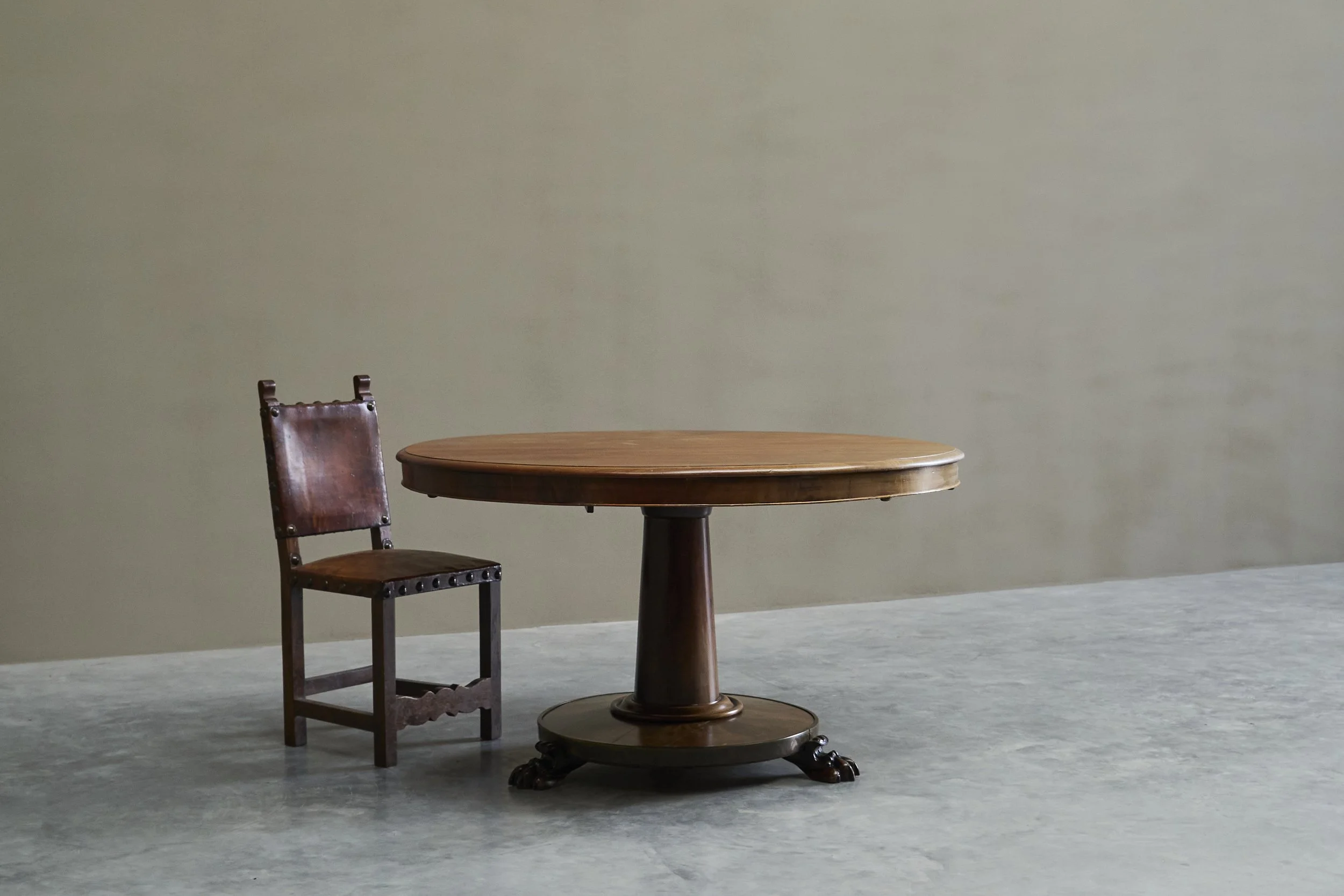 Pedestal Center Table 01.jpg