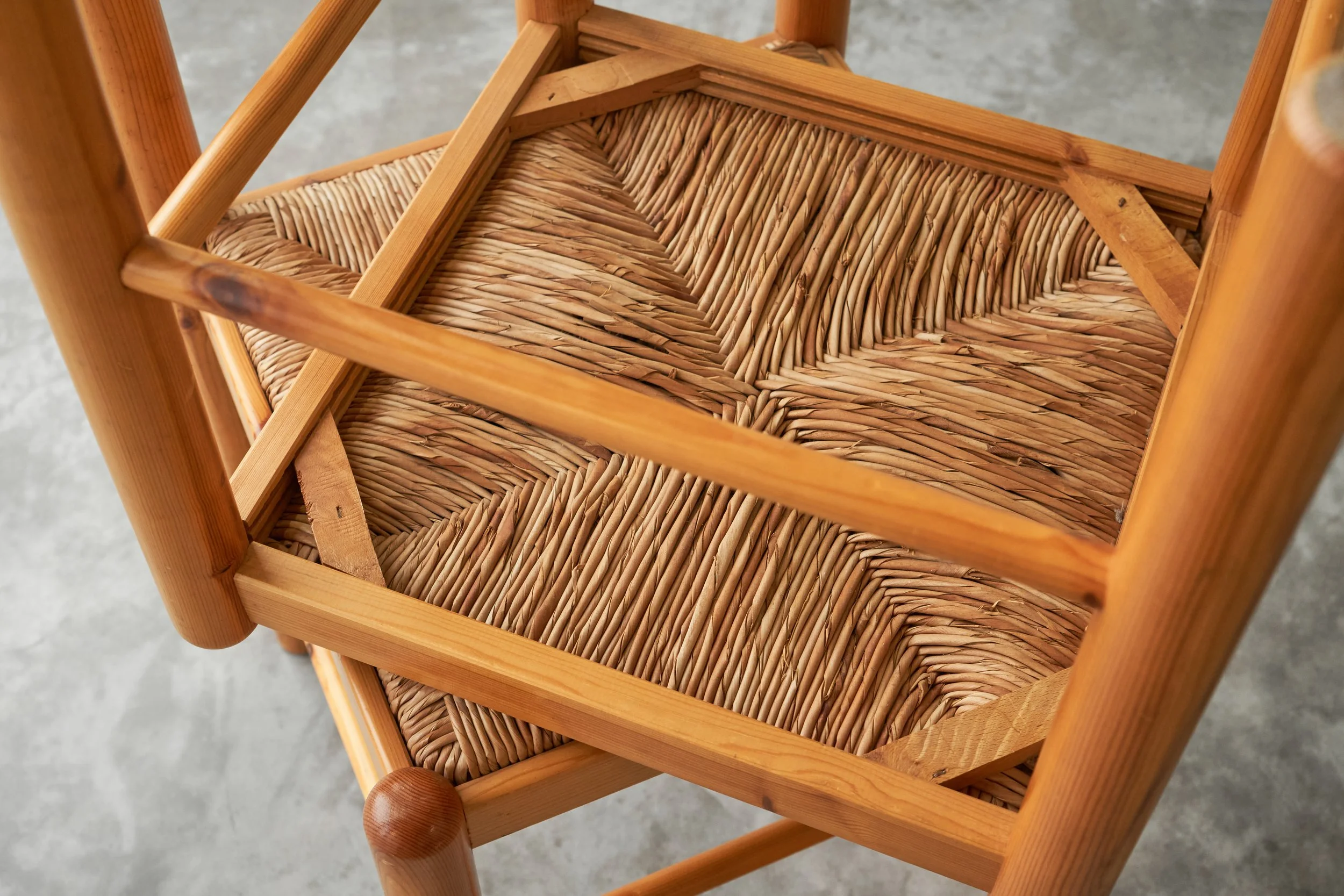 Midcentury Set of 6 Rustic Chalet Chic Chairs in Pine and Rush 1960s bottom view detail