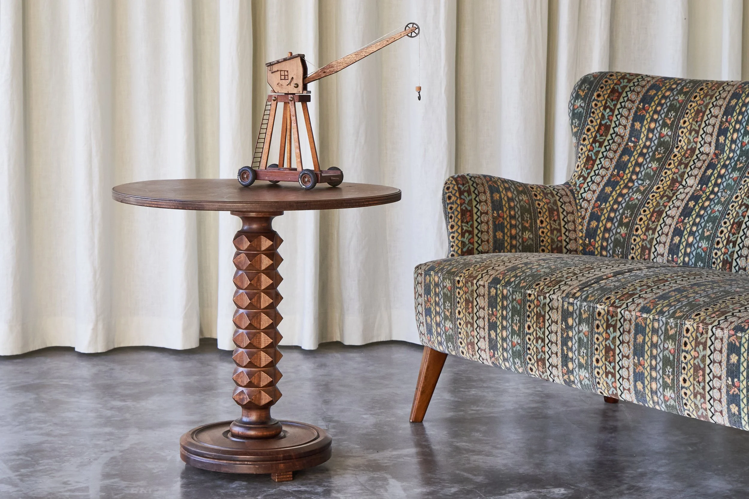 Folk Art Crane in Wood 1960s left view total with table and chair