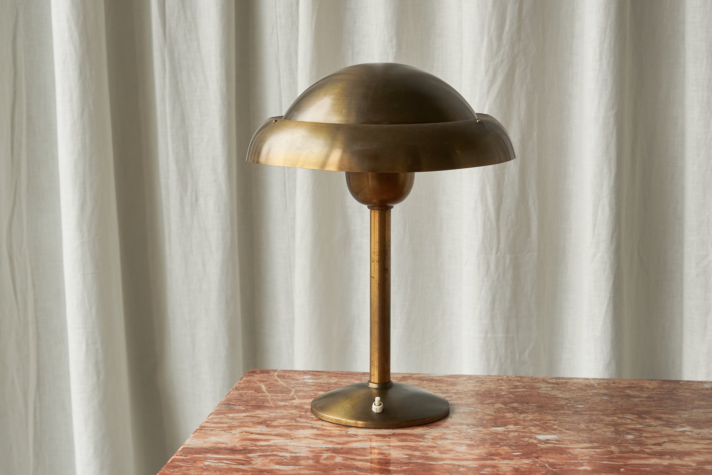 Art Deco Table Lamp in Patinated Brass, early 1900s front view total mid