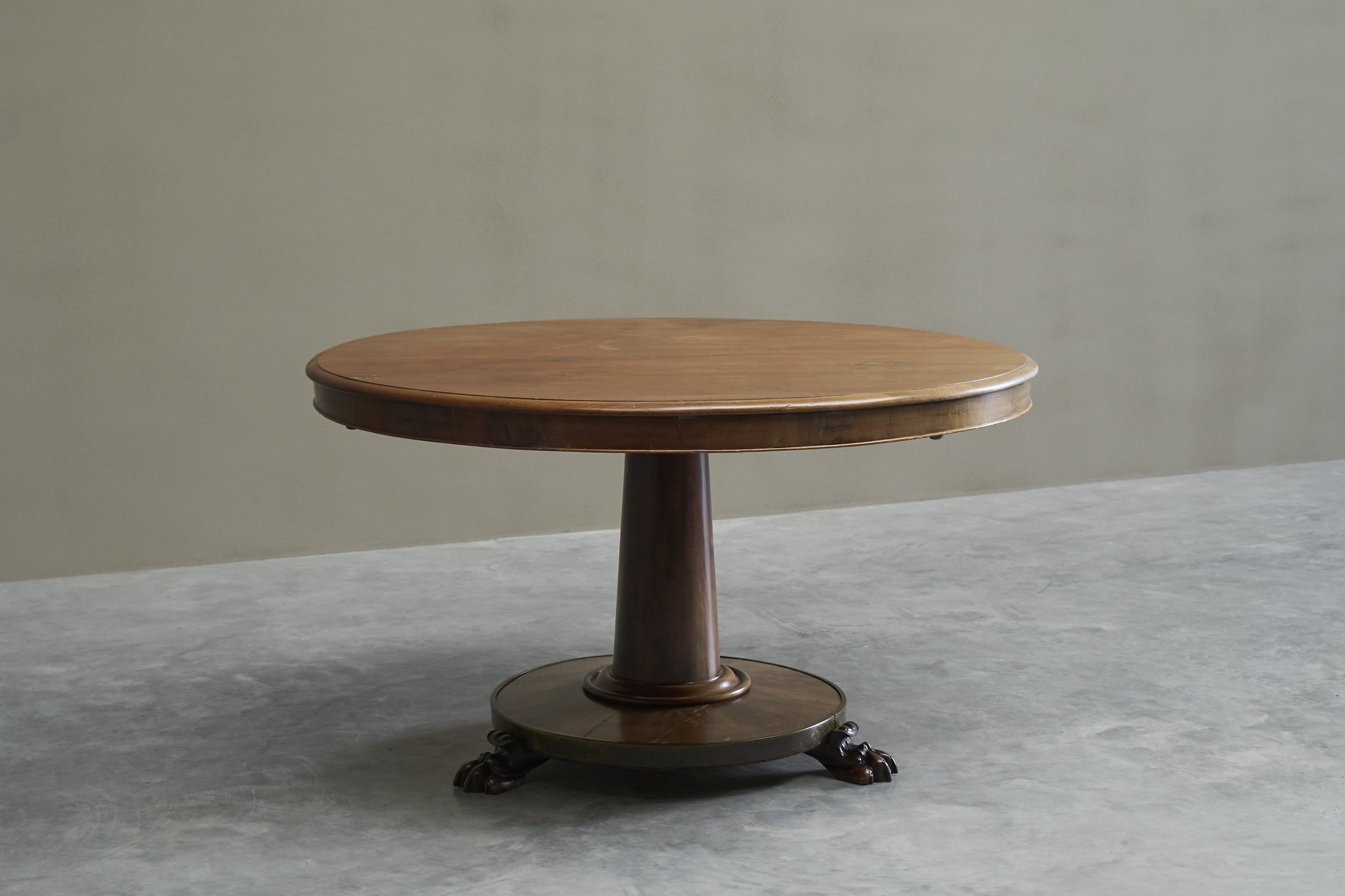 Pedestal Center Table 02.jpg