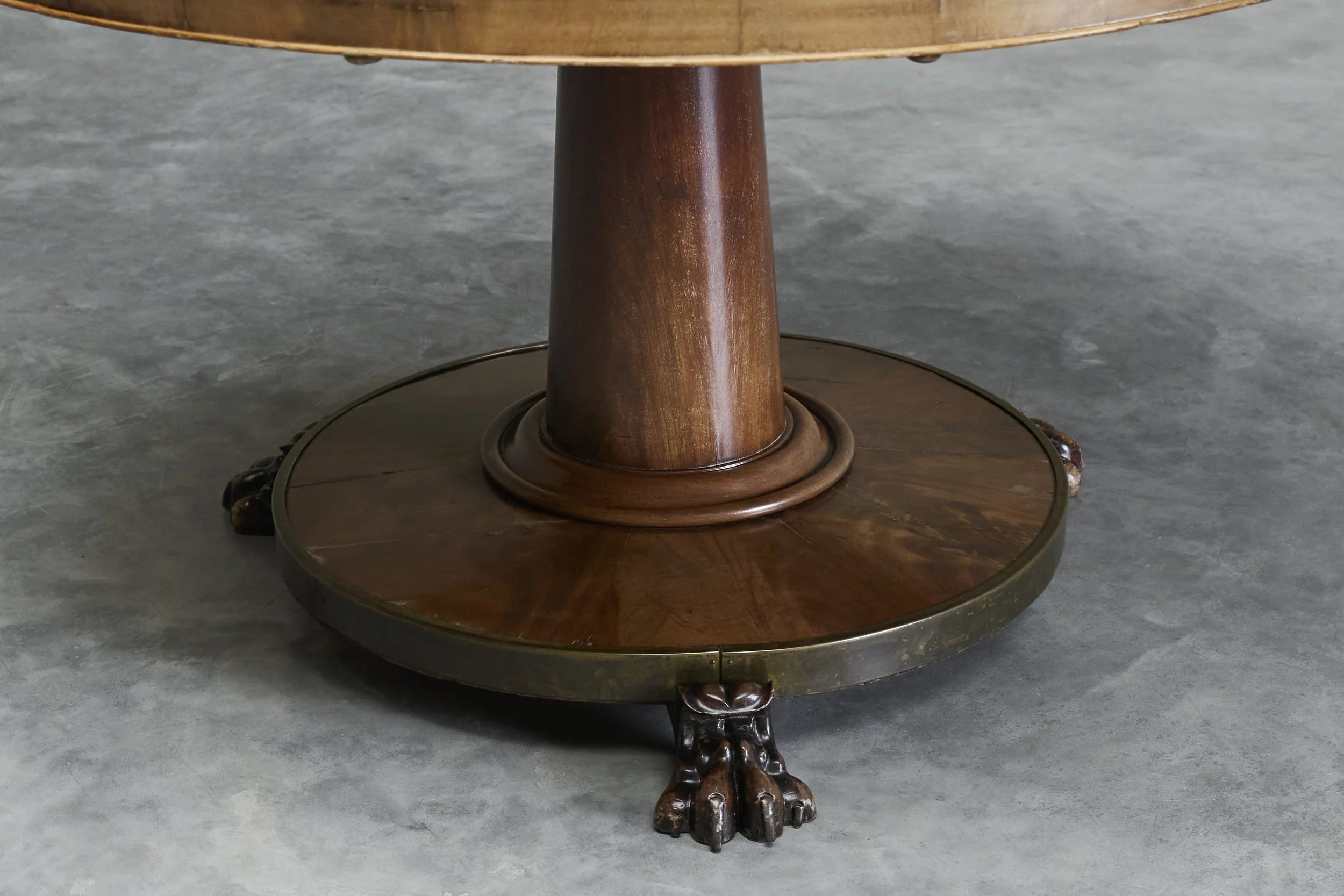 Pedestal Center Table 04.jpg