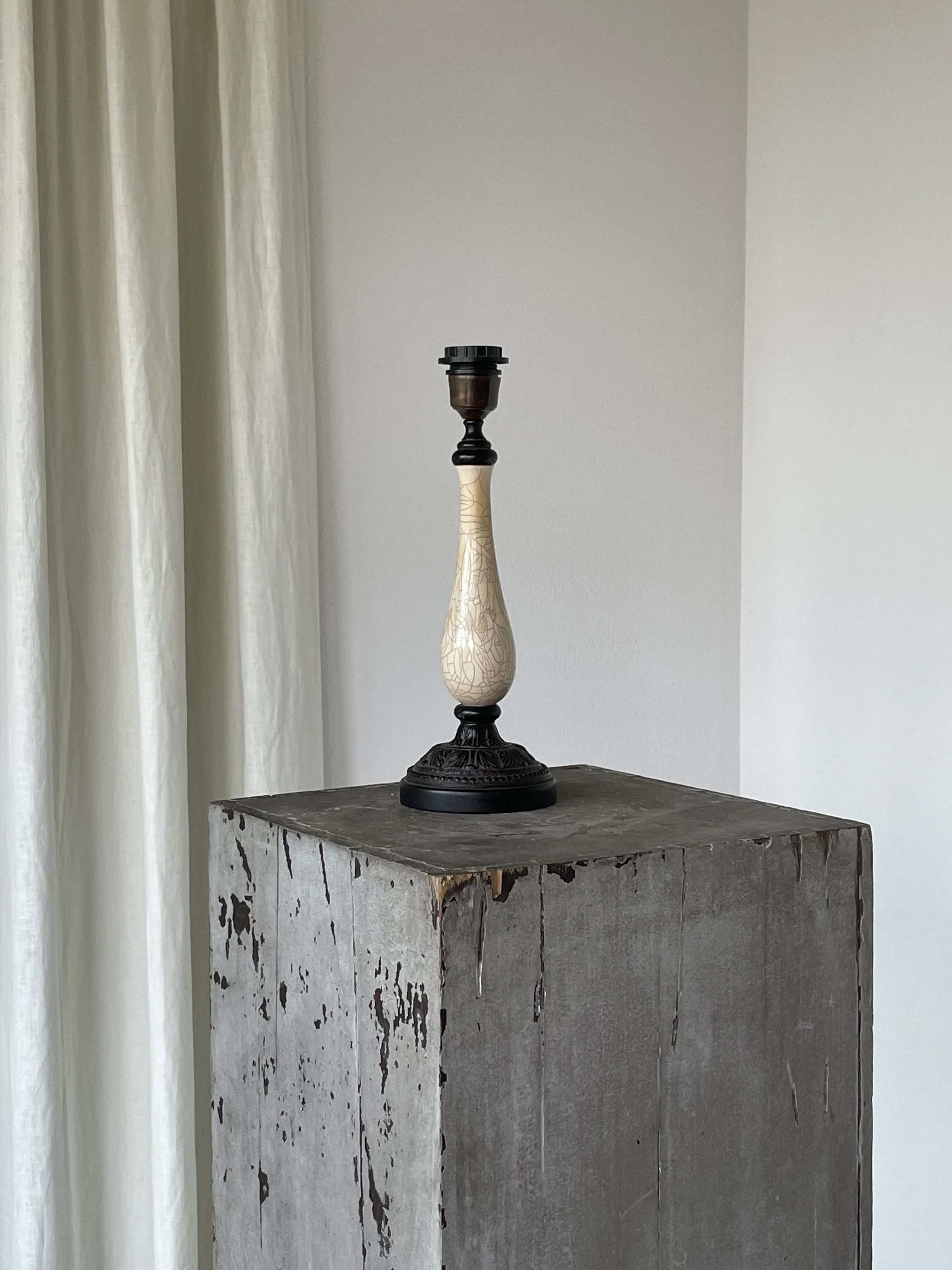 Table lamp craquelé