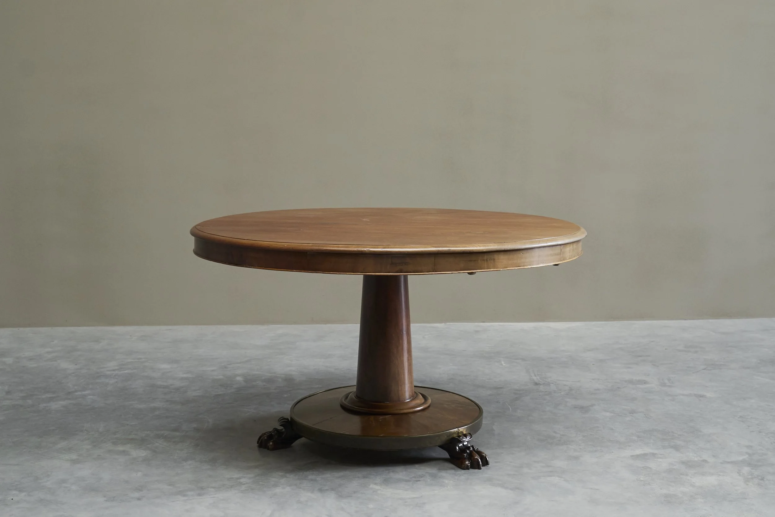 Pedestal Center Table 03.jpg