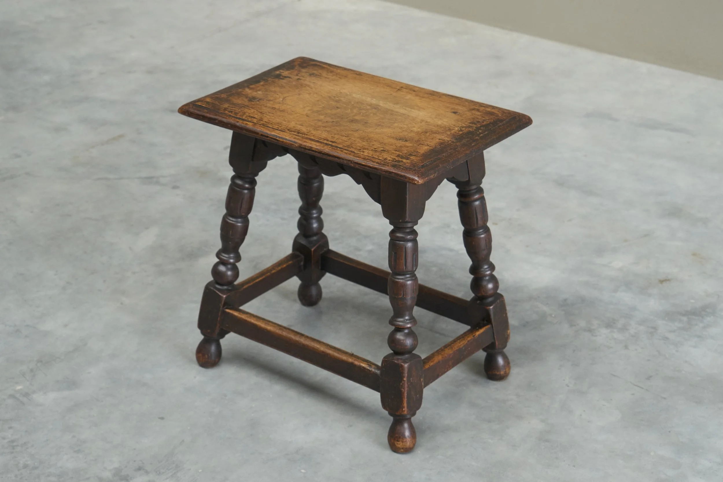Stool Oak 05.jpg
