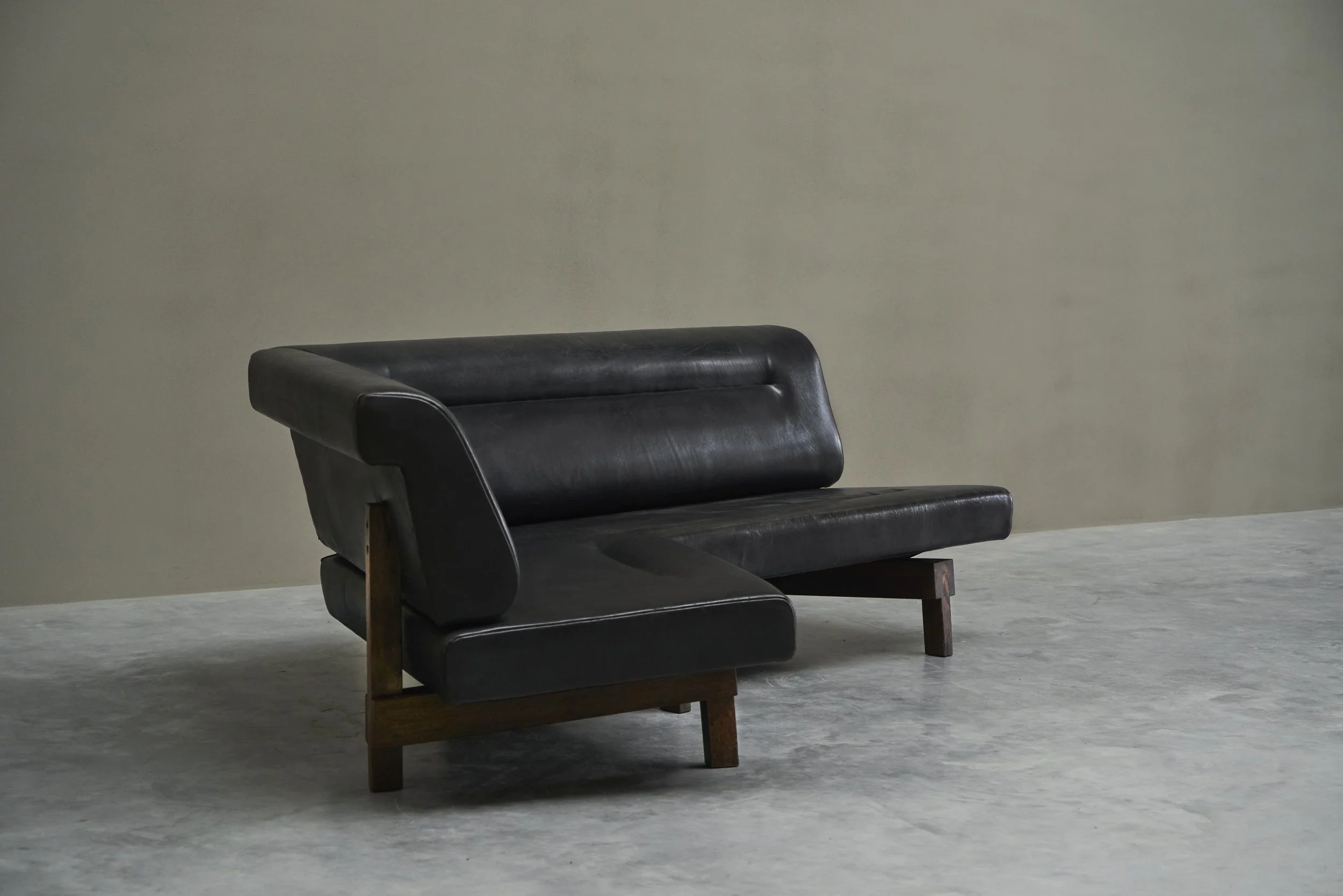 Martin Visser One-Off Boomerang Sofa in Solid Wengé and Black Leather The Netherlands 1970