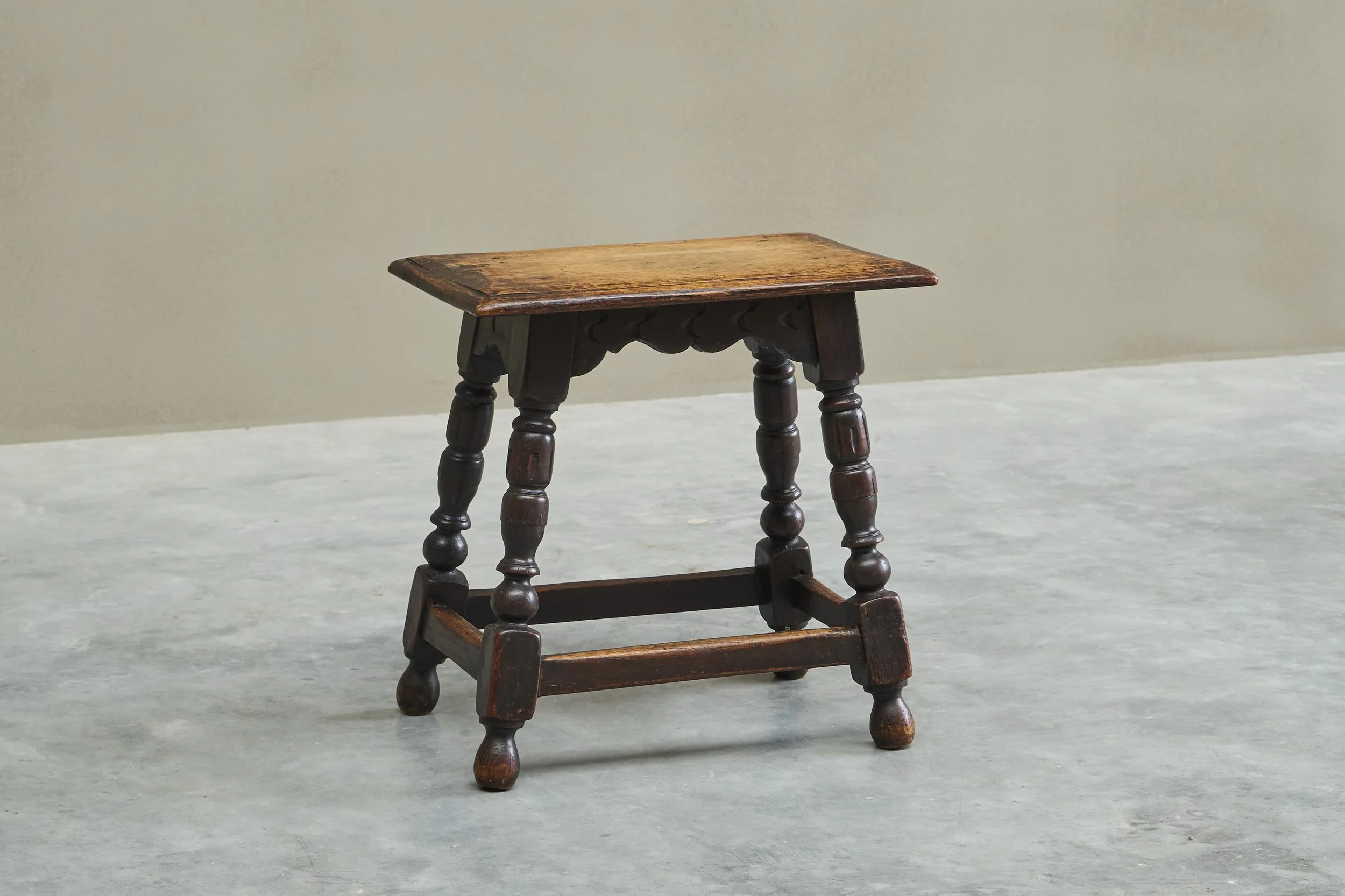 Stool Oak 01.jpg