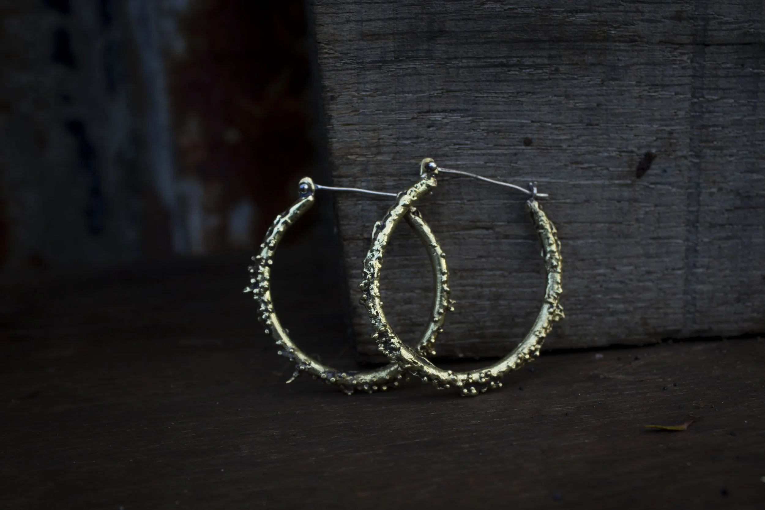 Sandy Hoops Large in Brass