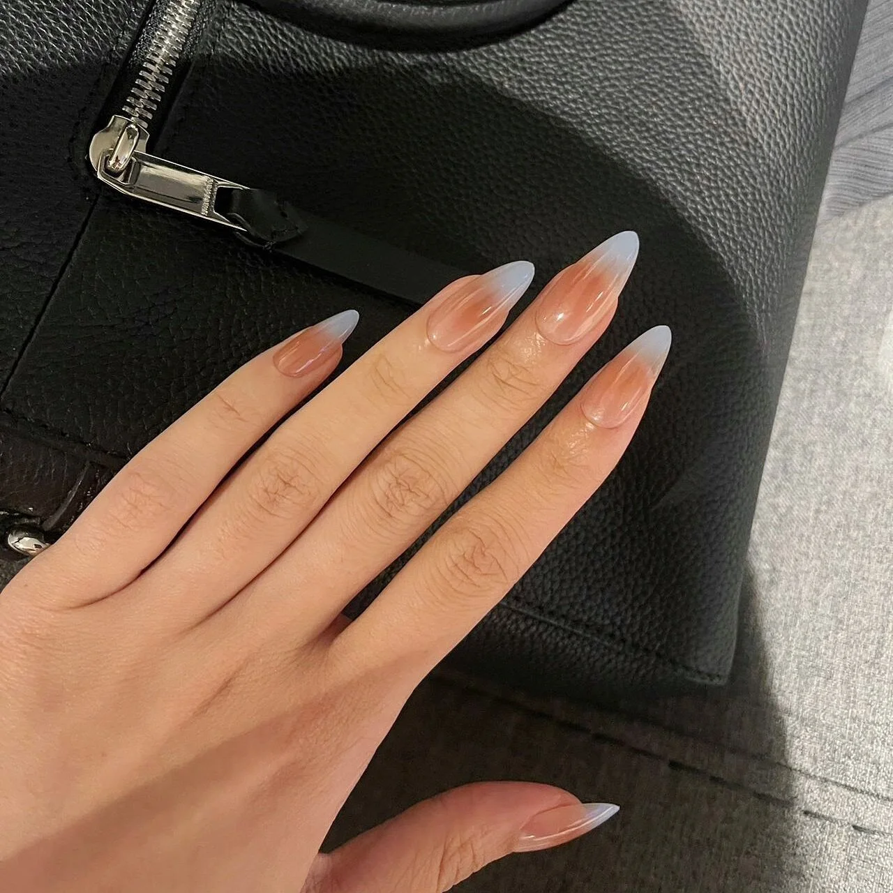 NUEVIBE&rsquo;s take on the classic French mani brings a chic oceanic vibe to your fingertips. Perfect for any occasion! #Nuevibenails #OmbreBlueTipNails #ChicSplash #simplenails #pressonnails #pressonnailslovers #cornflower