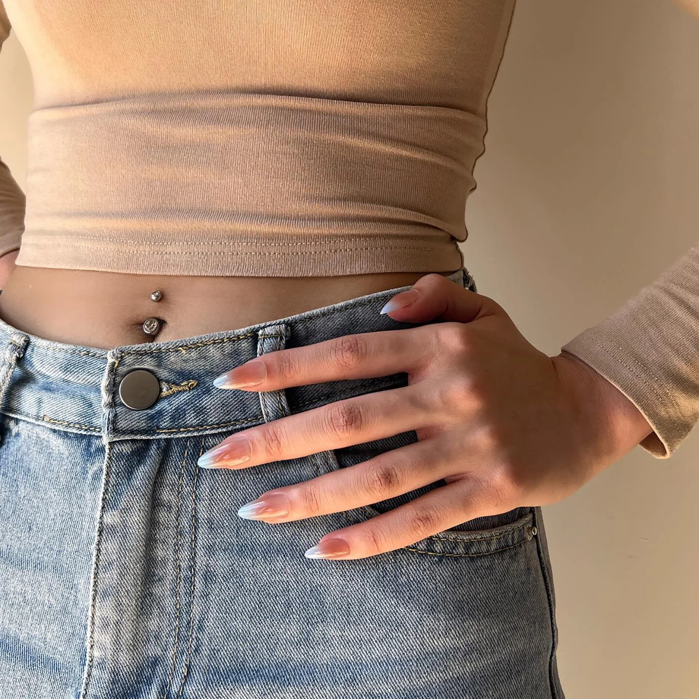 NUEVIBE&rsquo;s Reusable Salon quality press on nails 💅🏼 -Cornflower in natural light #uneditedphoto #nuevibenails #pressonnails