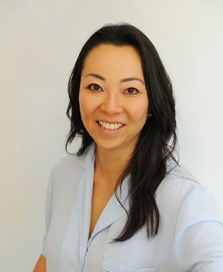 Chy-Eun Sohn, Heilpraktikerin für Psychotherapie in Maisach im Landkreis Fürstenfeldbruck, Psychotherapie. Lächelnde Frau mit langen schwarzen Haaren und hellblauer Bluse