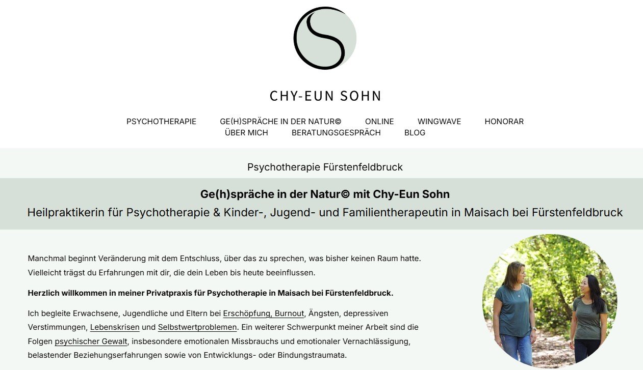 Bildausschnitt der Startseite Ge(h)spräche in der Natur und Praxis für Psychotherapie Chy-Eun Sohn in Maisach im Landkreis Fürstenfeldbruck. Auf dem Bild sind zwei Frauen in der Natur zu sehen die sich unterhalten und dabei ansehen
