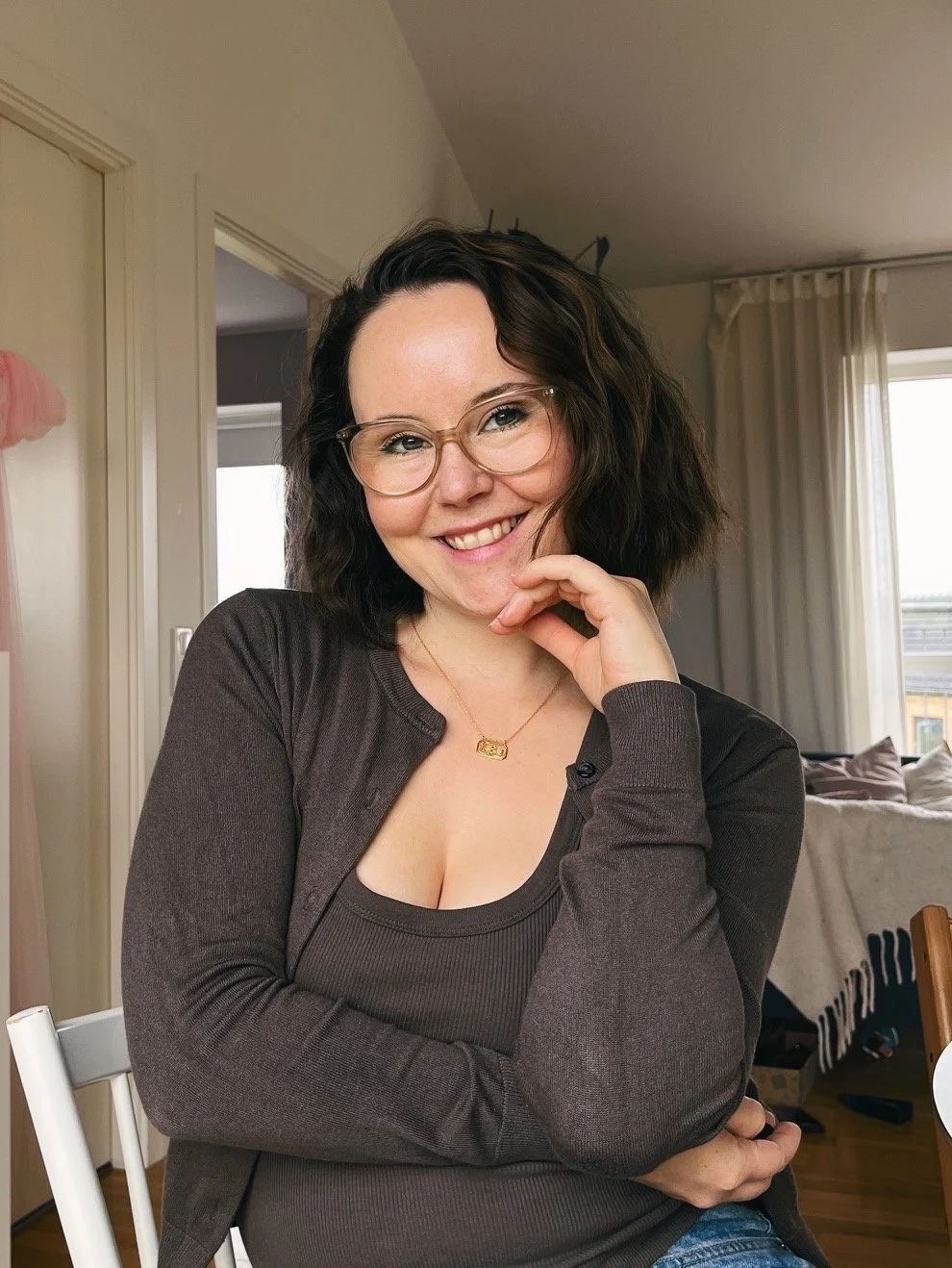 smilende karin-cecilie siddende på hjemmkontor