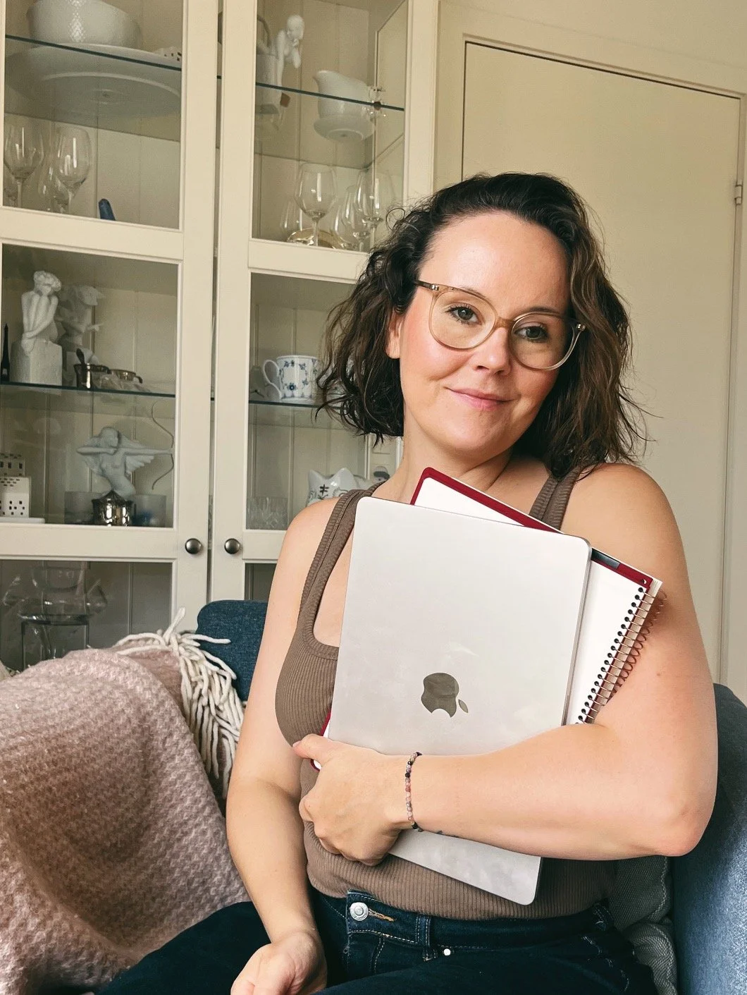 karin-cecilie med macbook siddende i en stol og arbejde