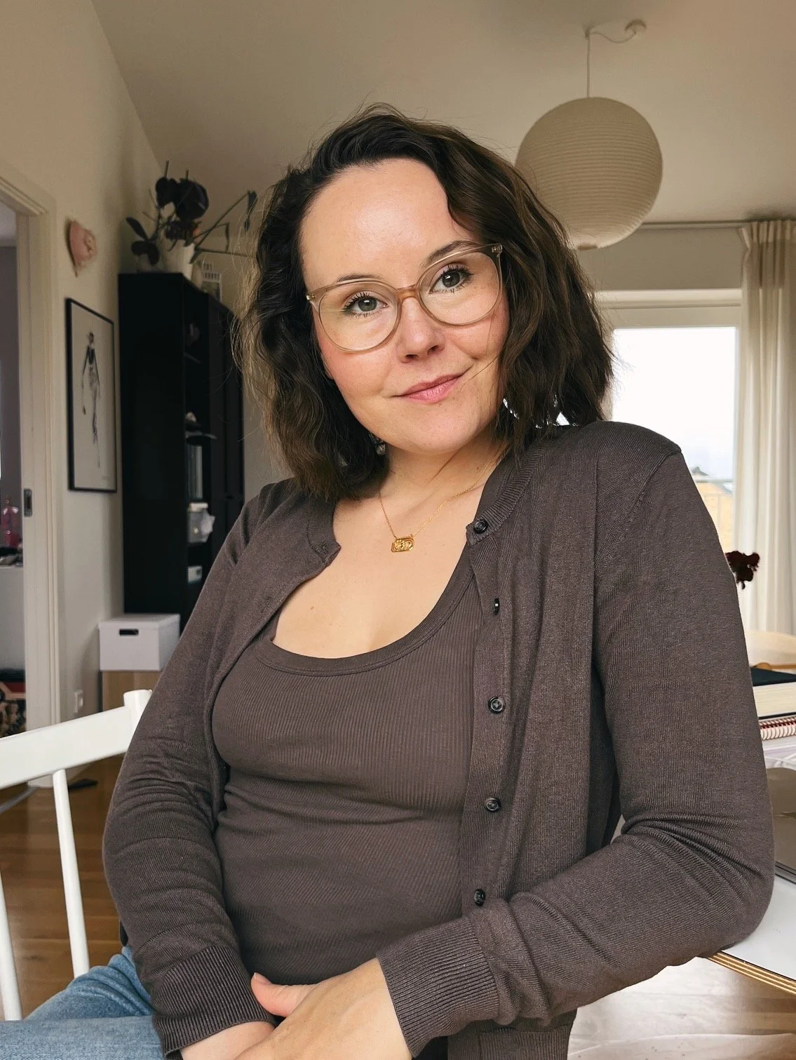 karin-cecilie siddende på sit hjemmekontor