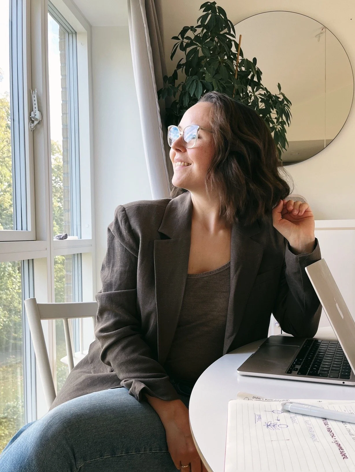 smilende karin-cecilie på hjemmekontor