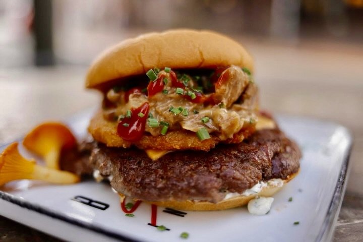 Ab in die n&auml;chste Runde!😍

THE FOREST 🌲 🍄&zwj;🟫 

Potato Bun
2&times; Smashed Beef
2x Cheddar
Hash Brown
Sour Cream
Creamy Chanterelle Mushroom Sauce
Pickles
Ketchup
Chives

Noch diese Woche im BUTJER erh&auml;ltlich&hearts;️

#butjer #smash