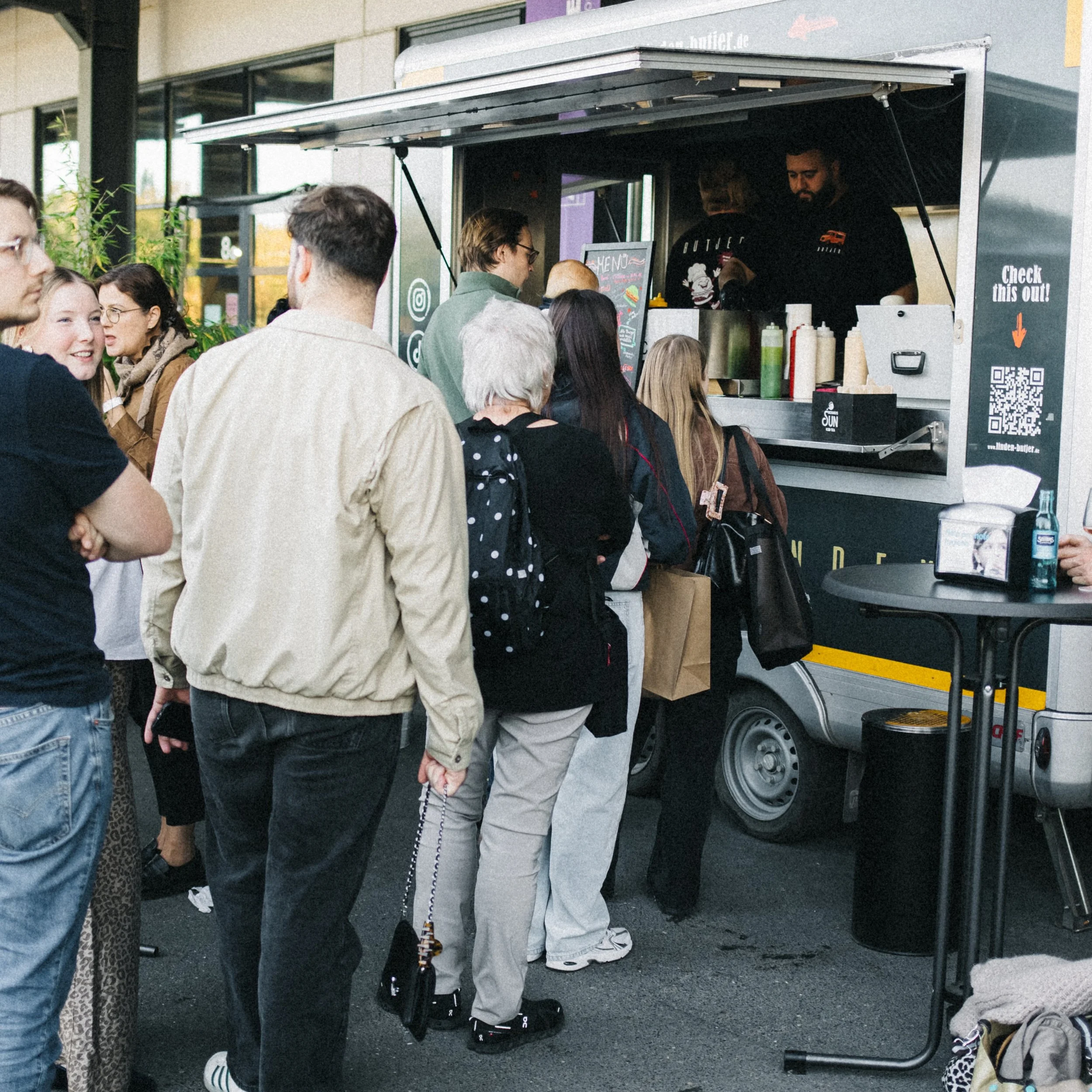 Danke an Alle die uns letzte Woche auf dem @flowmarkt.hannover besucht haben!🫶🏽🍔

Von Smashed Burgern, &uuml;ber Bummeln, Kaffee, geilen Sounds, Porsche - zu Tattoos. ✨ War Mega!

Danke auch wieder f&uuml;r die Fotos @nataliekuc_photography 📸 

@
