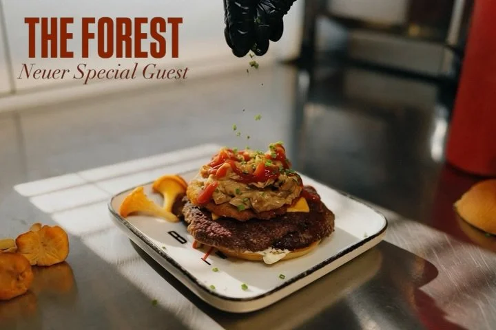 Zeit f&uuml;r einen neuen Special Guest! 🔥😋

THE FOREST 🌲 🍄&zwj;🟫 

Potato Bun
2&times; Smashed Beef
2x Cheddar
Hash Brown
Sour Cream
Creamy Chanterelle Mushroom Sauce
Pickles
Ketchup
Chives

Ab sofort im BUTJER erh&auml;ltlich&hearts;️

#butjer