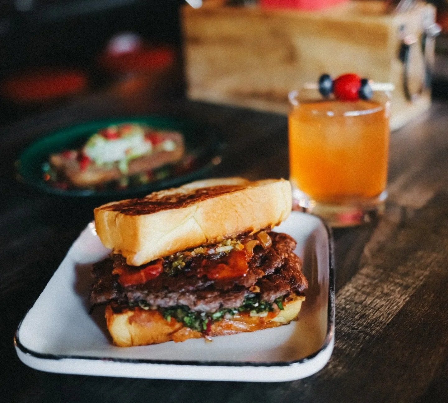 TEXAS HOLD&rsquo;EM 🤠&clubs;️ 

Brioche Toast - Cheese Melted Toast
Cowboy Butter 
caramelized Onions
Millionaires Bacon 
2x Smashed Beef &aacute; 80g
Chimichurri

&spades;️&hearts;️&clubs;️&diams;️

📸 @nataliekuc_photography 

#cowboybutter #chimi
